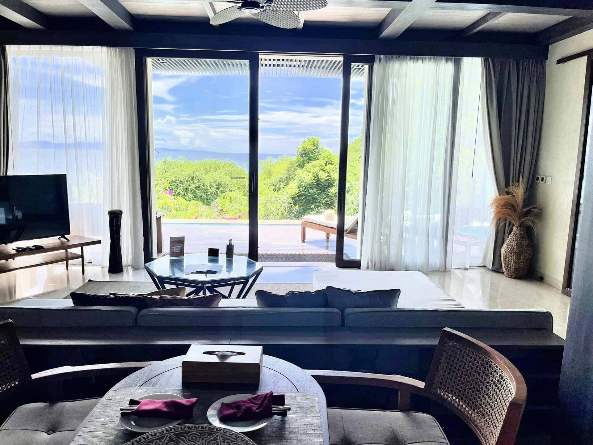 reiseblog-indonesien-flores-komodo-inseln-urlaub-sonne-palmen-strand-hotelterrassenblick-reise