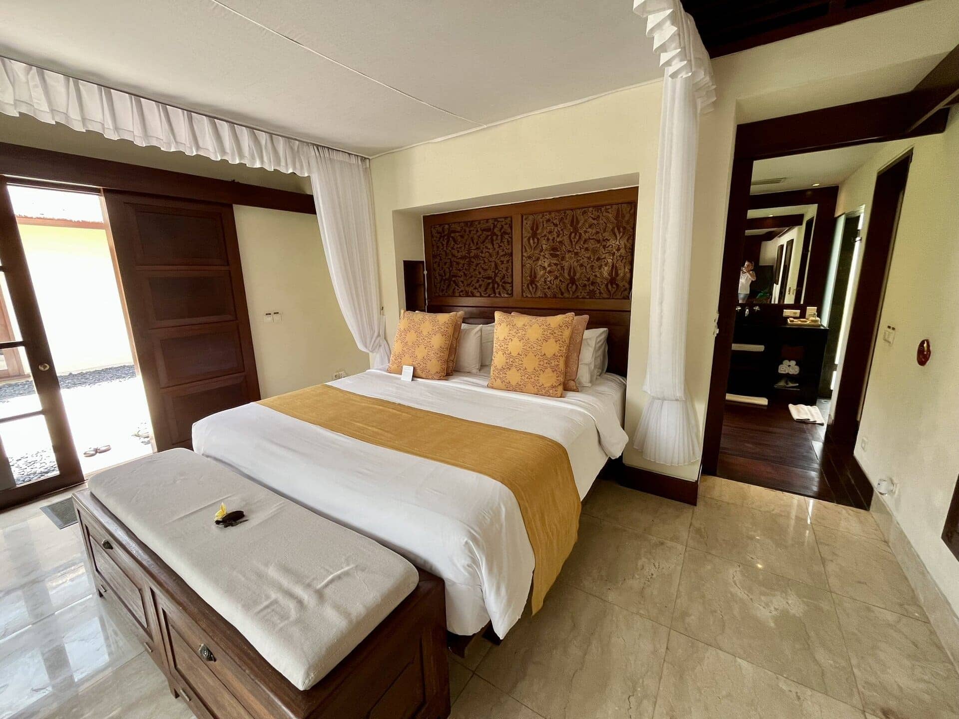 reiseblog-indonesien-flores-komodo-inseln-urlaub-sonne-palmen-strand-hotelzimmer-white-reise