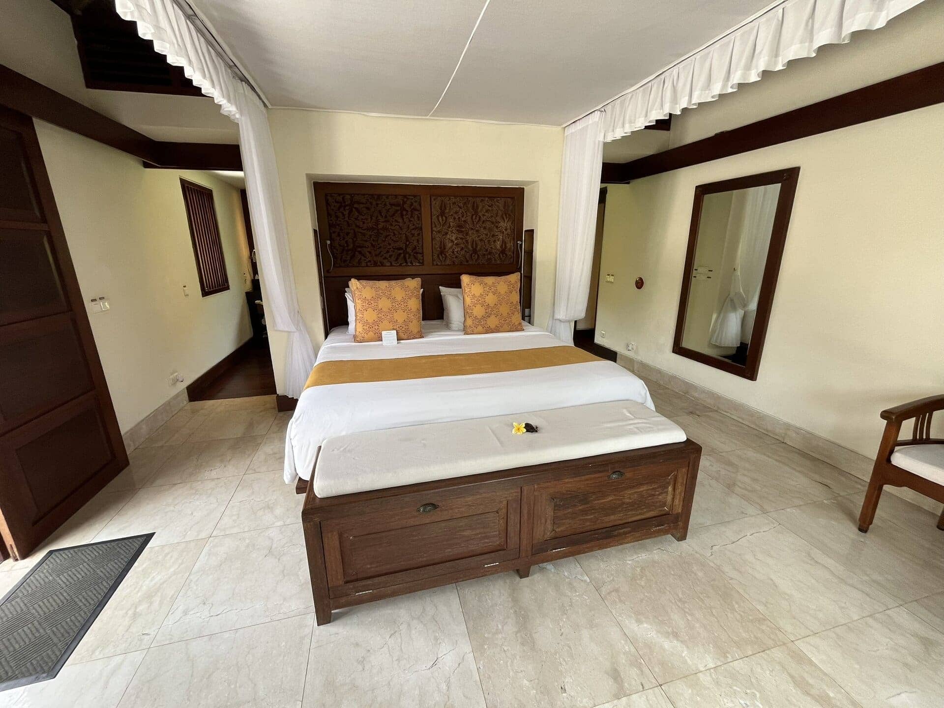 reiseblog-indonesien-flores-komodo-inseln-urlaub-sonne-palmen-strand-hotelzimmer-reise