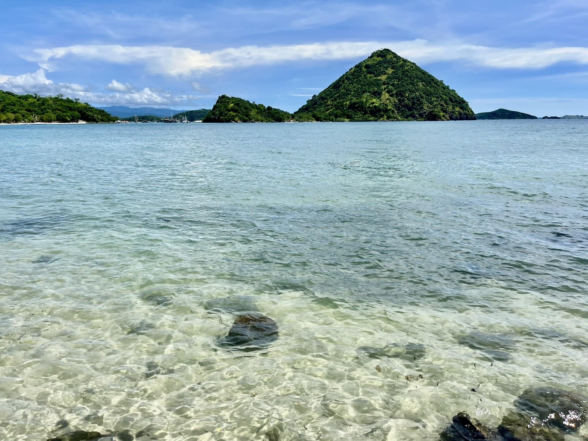 reiseblog-indonesien-flores-komodo-inseln-urlaub-sonne-palmen-strand-klares-wasser-reise