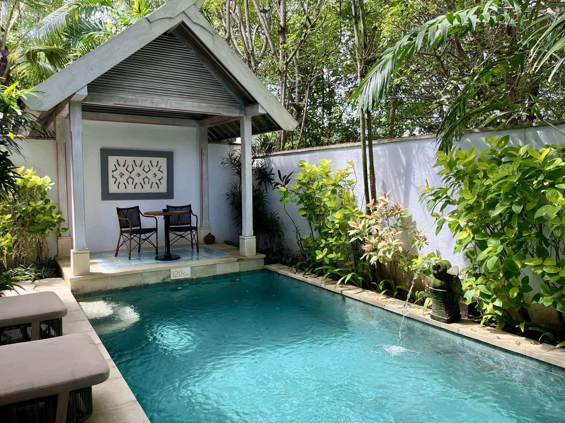 reiseblog-indonesien-flores-komodo-inseln-urlaub-sonne-palmen-strand-kleiner-pool-reise