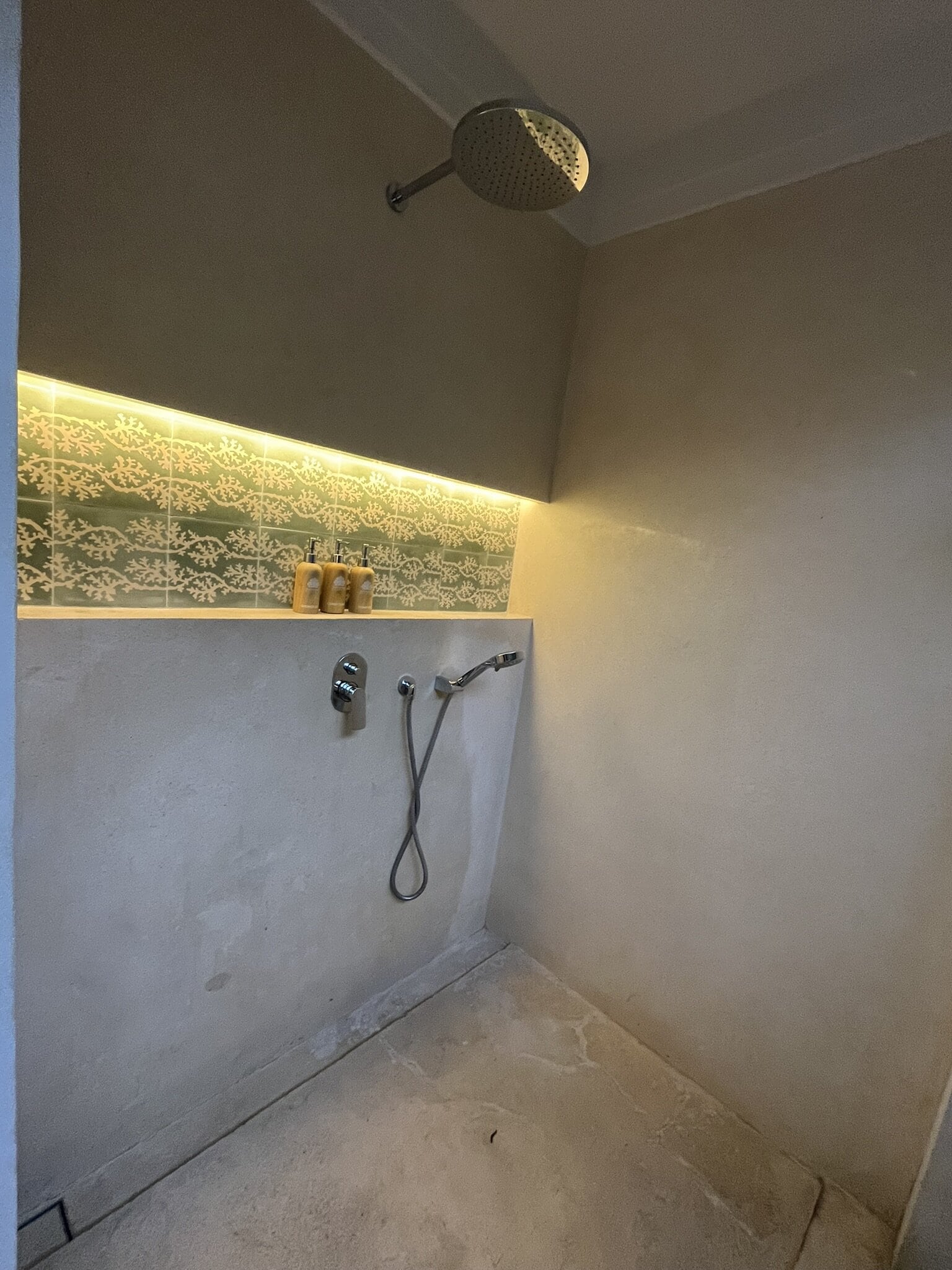 reiseblog-indonesien-flores-komodo-inseln-urlaub-sonne-palmen-strand-moderne-dusche-reise