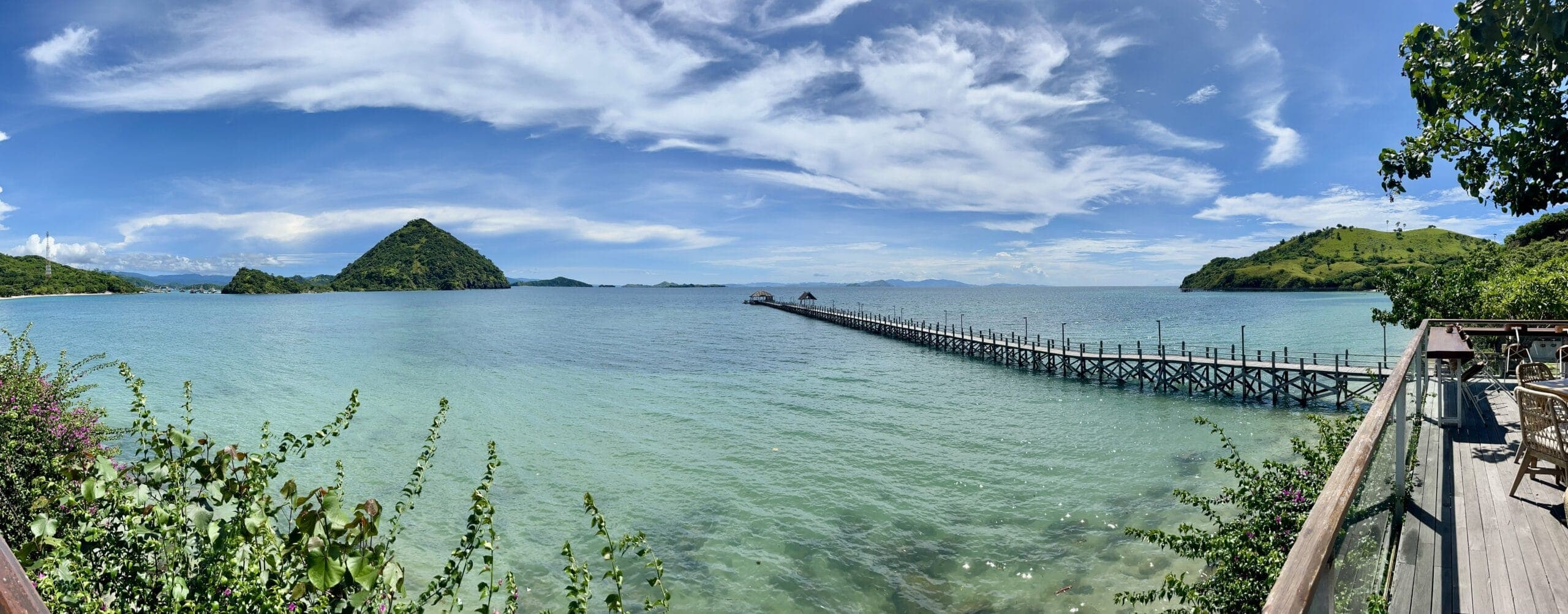 reiseblog-indonesien-flores-komodo-inseln-urlaub-sonne-palmen-strand-nice-view-auf-steg-reise