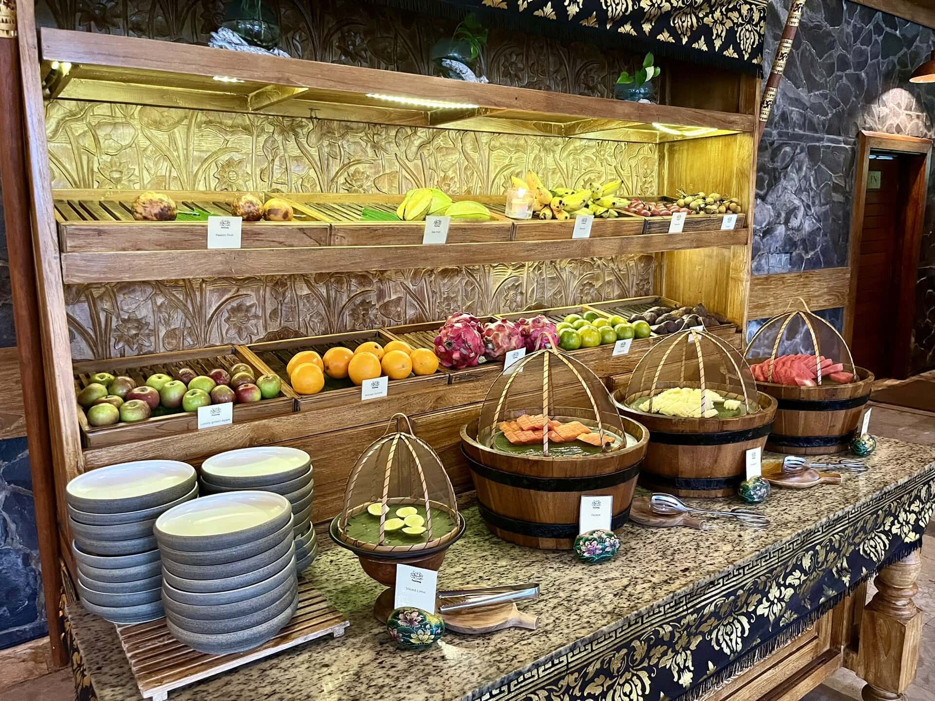 reiseblog-indonesien-flores-komodo-inseln-urlaub-sonne-palmen-strand-obst-reise