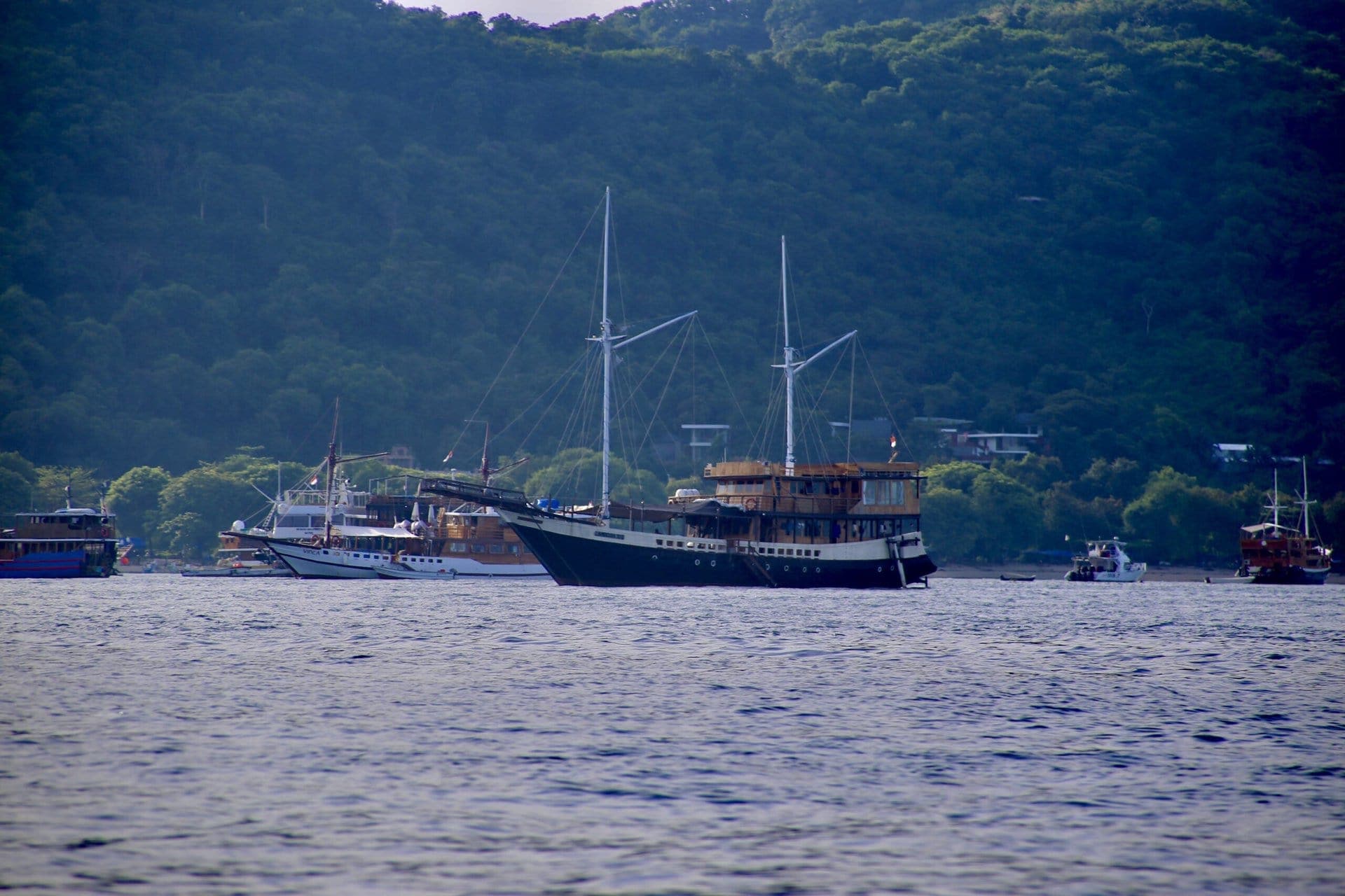 reiseblog-indonesien-flores-komodo-inseln-urlaub-sonne-palmen-strand-schiff-reise