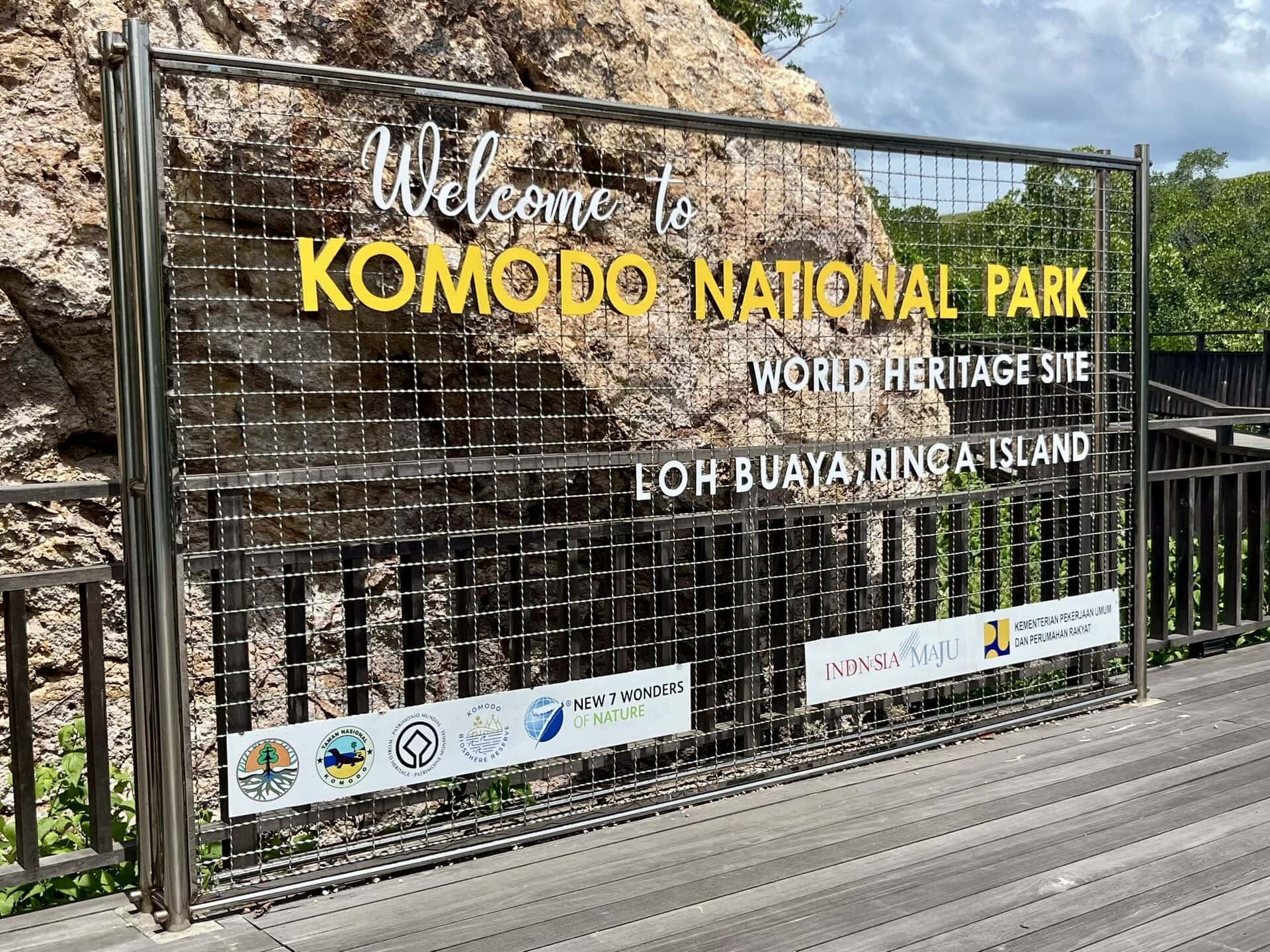 reiseblog-indonesien-flores-komodo-inseln-urlaub-sonne-palmen-strand-schild-reise