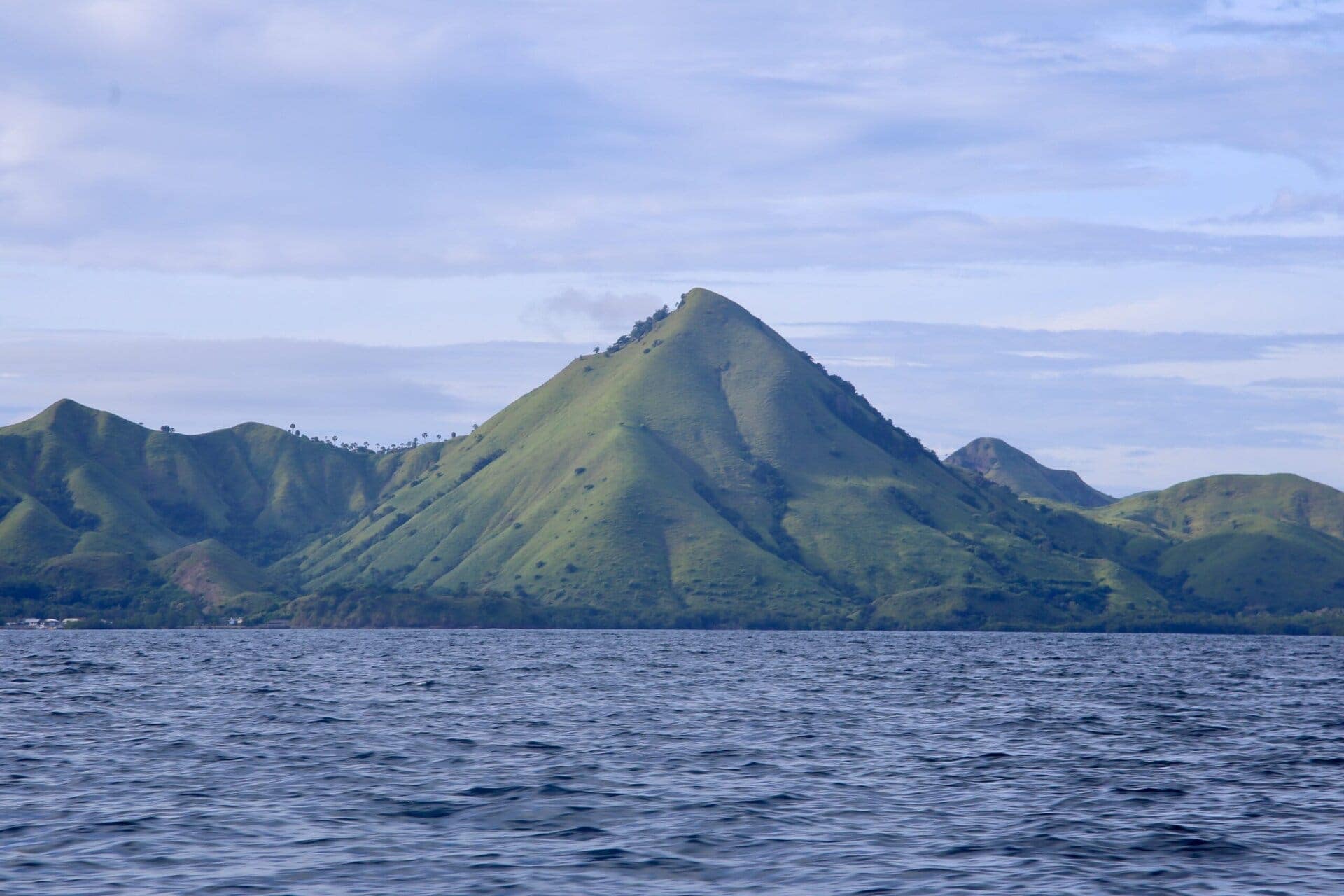 reiseblog-indonesien-flores-komodo-inseln-urlaub-sonne-palmen-strand-schoener-berg-reise
