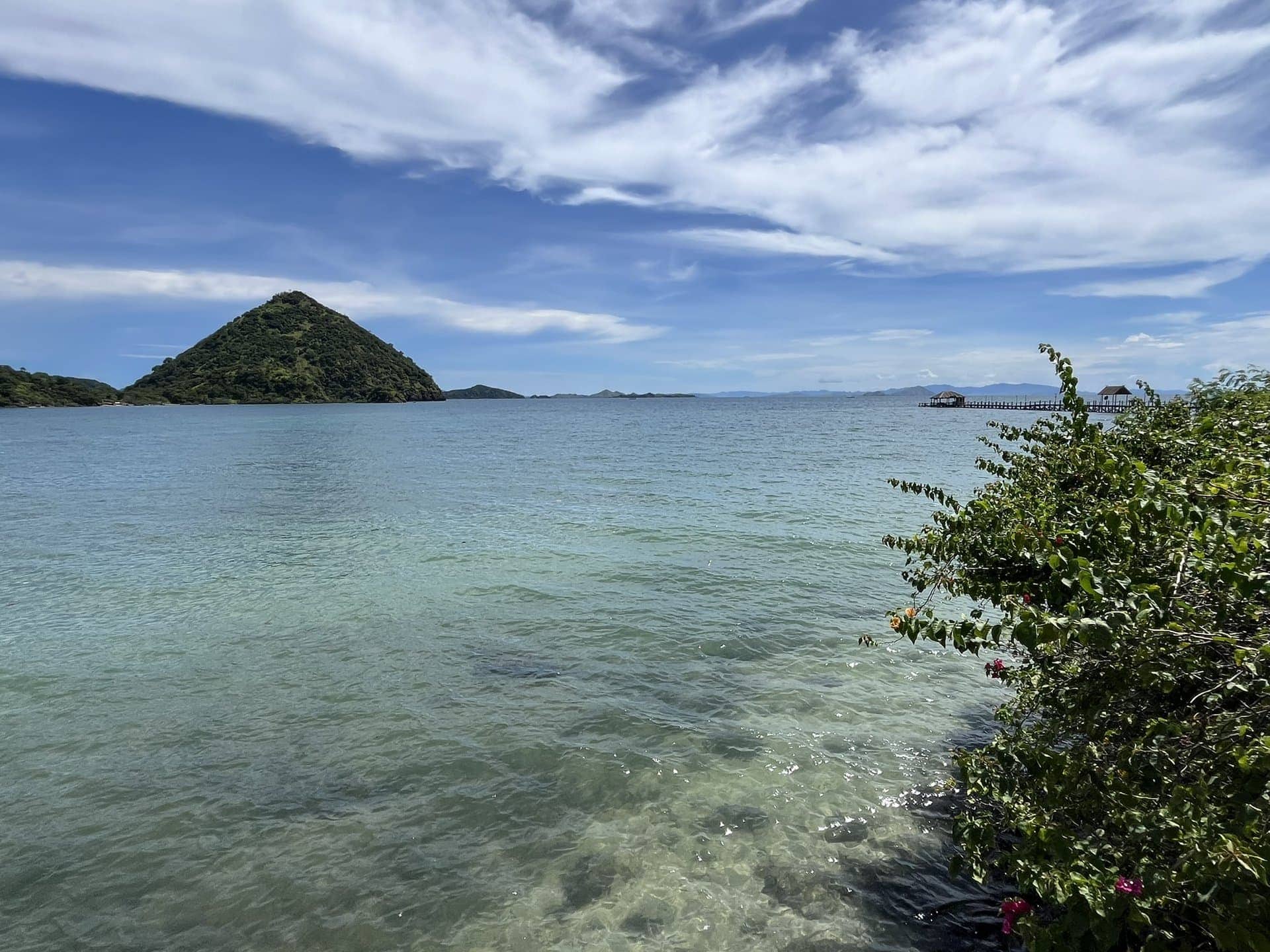 reiseblog-indonesien-flores-komodo-inseln-urlaub-sonne-palmen-strand-steg-reise