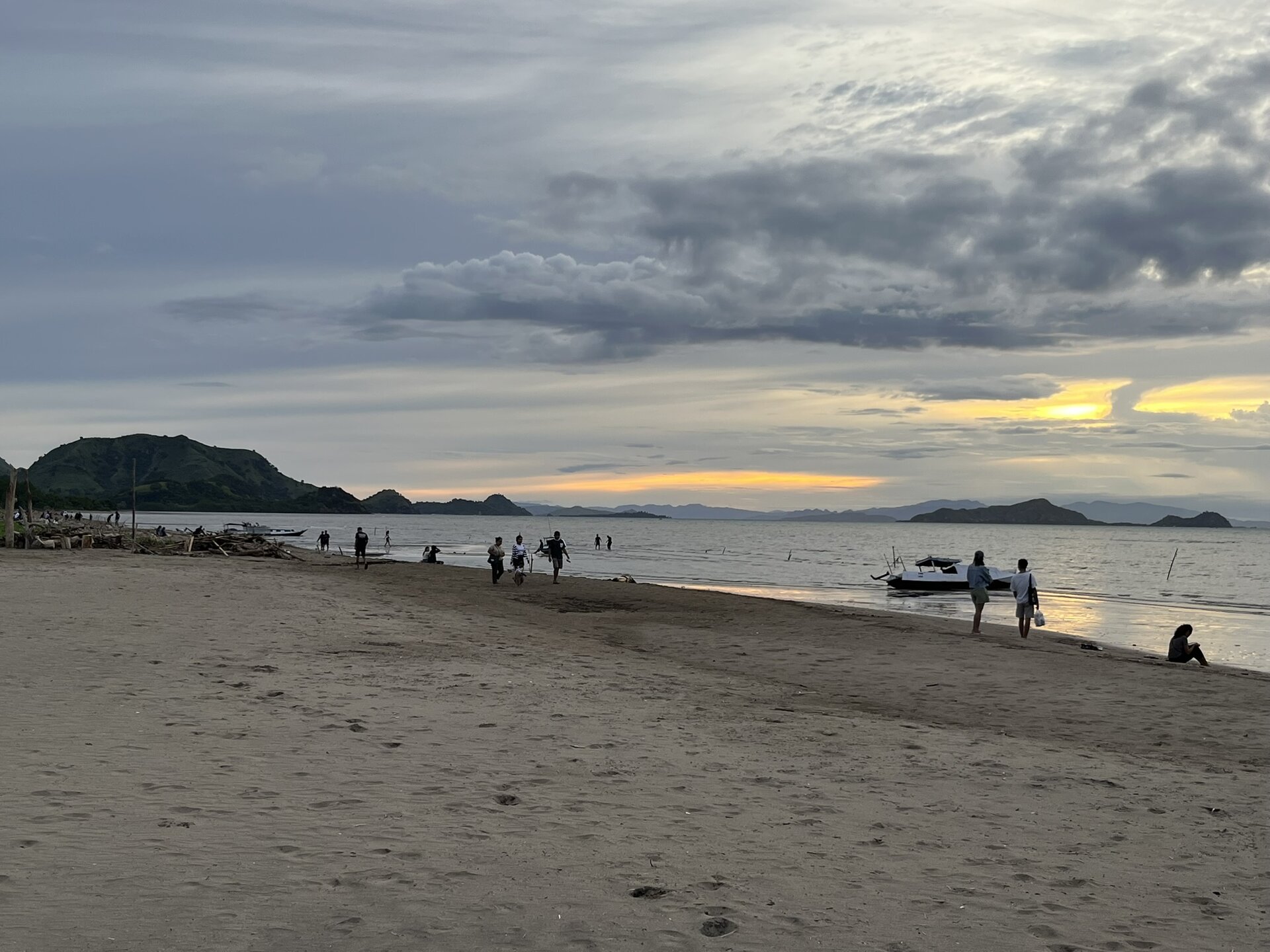 reiseblog-indonesien-flores-komodo-inseln-urlaub-sonne-palmen-strand-strandfeeling-reise