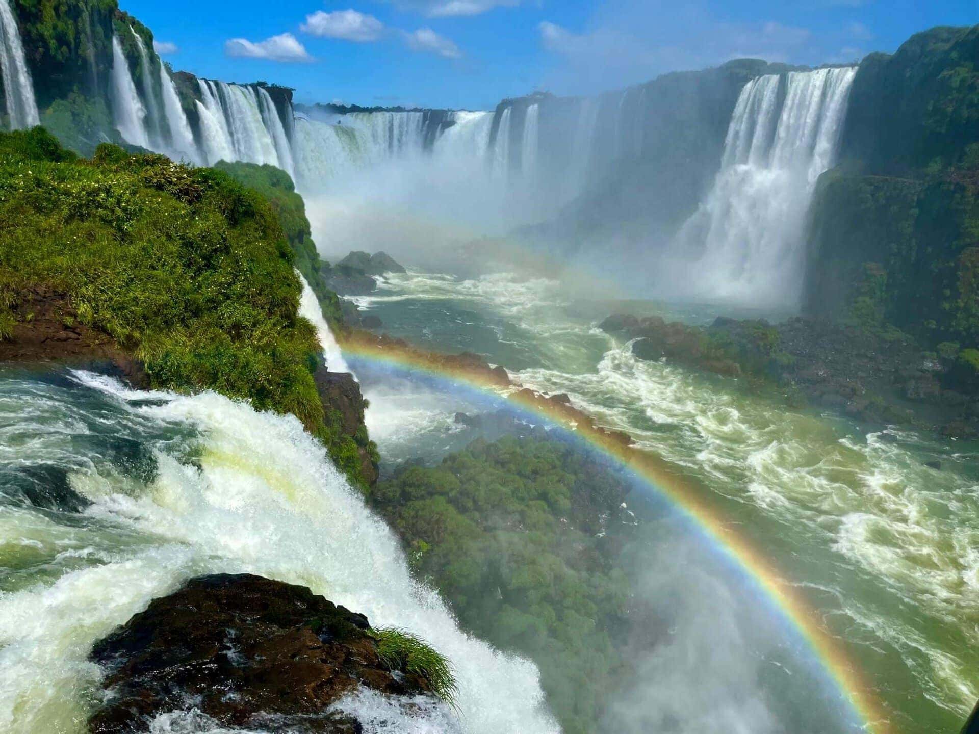 amazonas-regenwald-urlaub-reise-iguazu-regenbogen-wasserfall-schönheit-reisekombination-peru-brasilien
