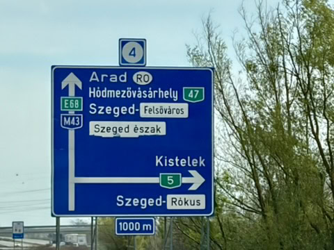 europa-roadtrip-autobahnschild-urlaub-individuell-osteuropa