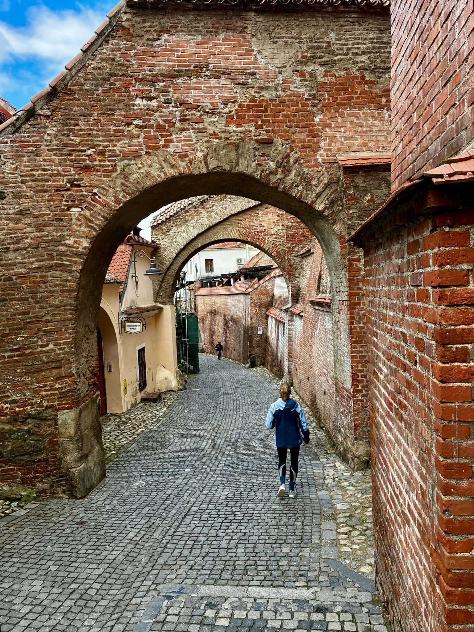 gassen-europa-roadtrip-backsteine-individuell-osteuropa