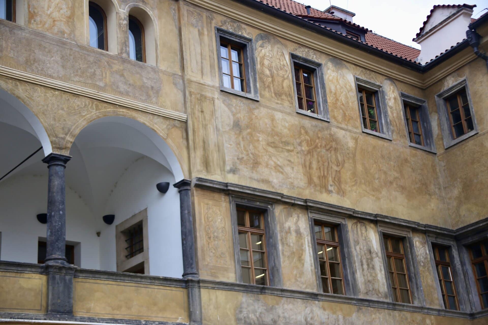 verzierte-fassade-europa-roadtrip-individuell-osteuropa