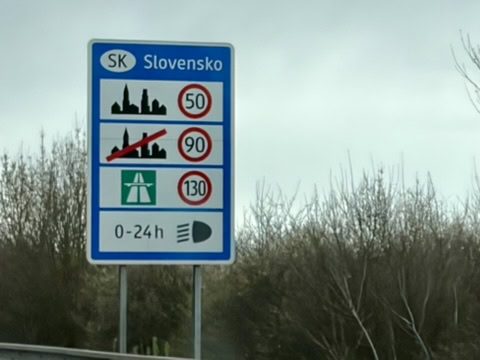europa-roadtrip-straßenschild-individuell-osteuropa