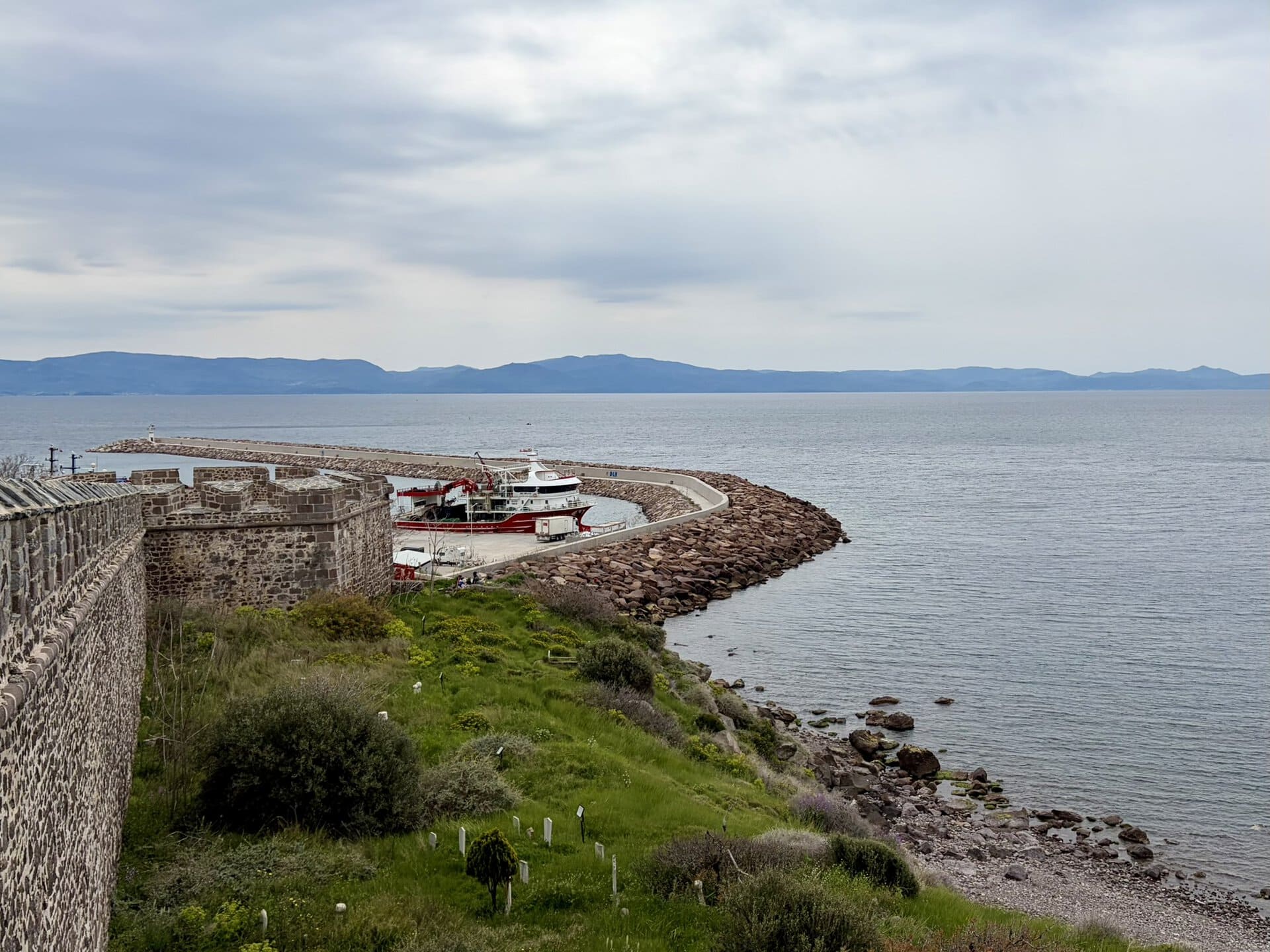 mauer-balkan-türkei-griechenland-hafen-roadtrip-europa-individuell