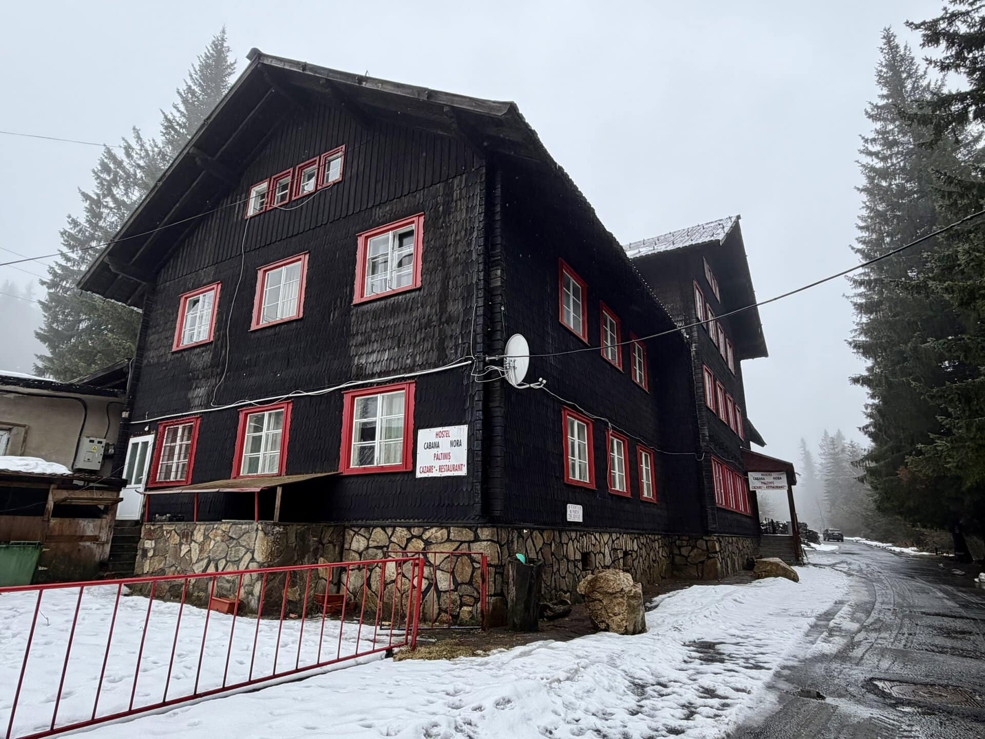 europa-altes-haus-roadtrip-individuell-osteuropa-im-schnee