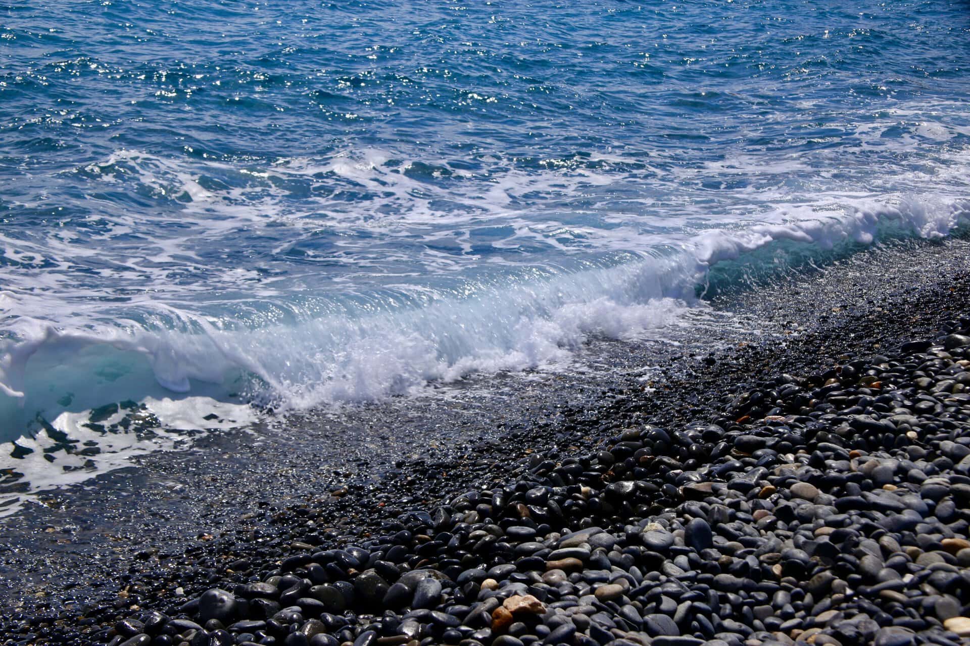 europa-wellen-strand-kies-balkan-türkei-individuell-griechenland-roadtrip