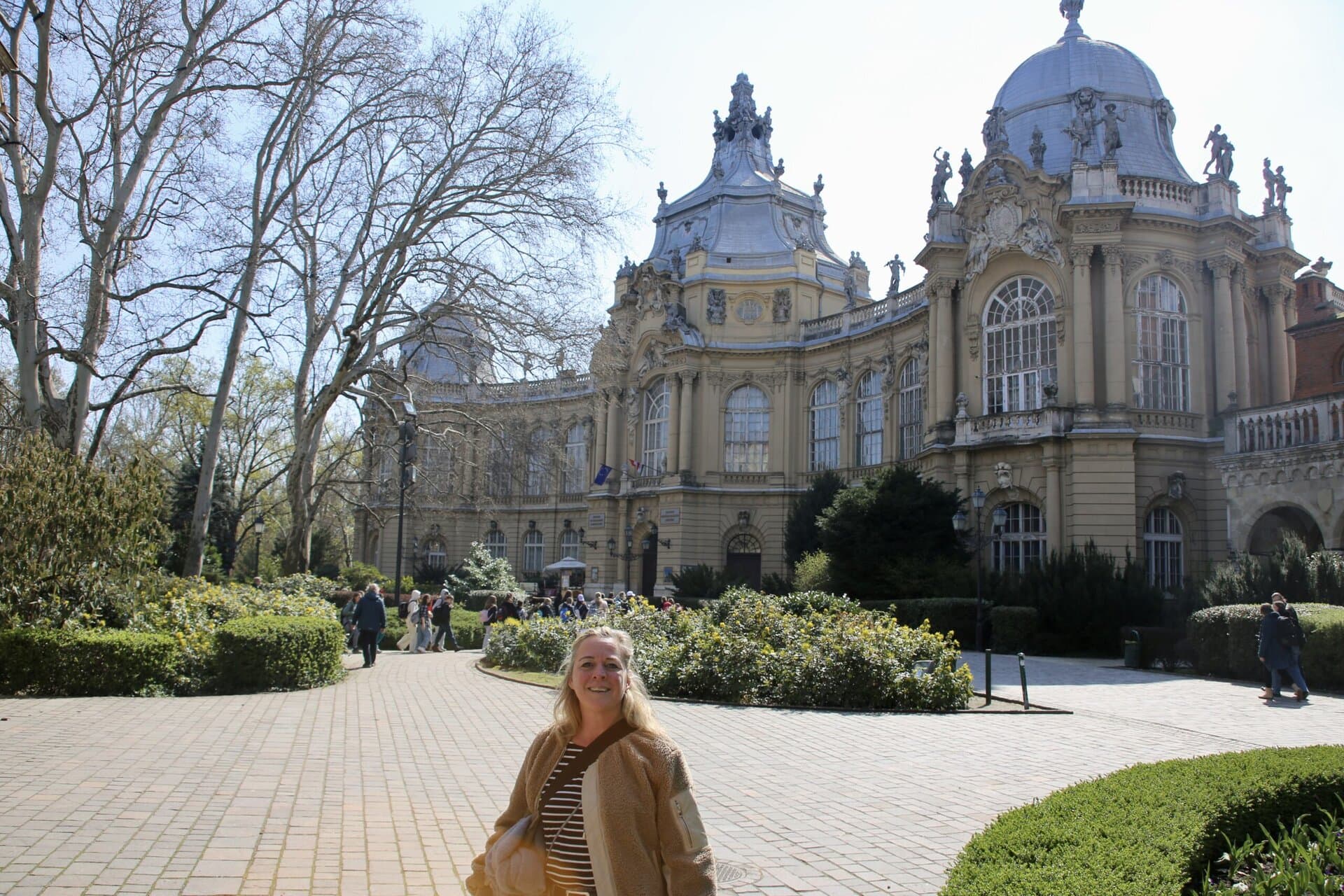 europa-palast-unterwegs-roadtrip-individuell-osteuropa