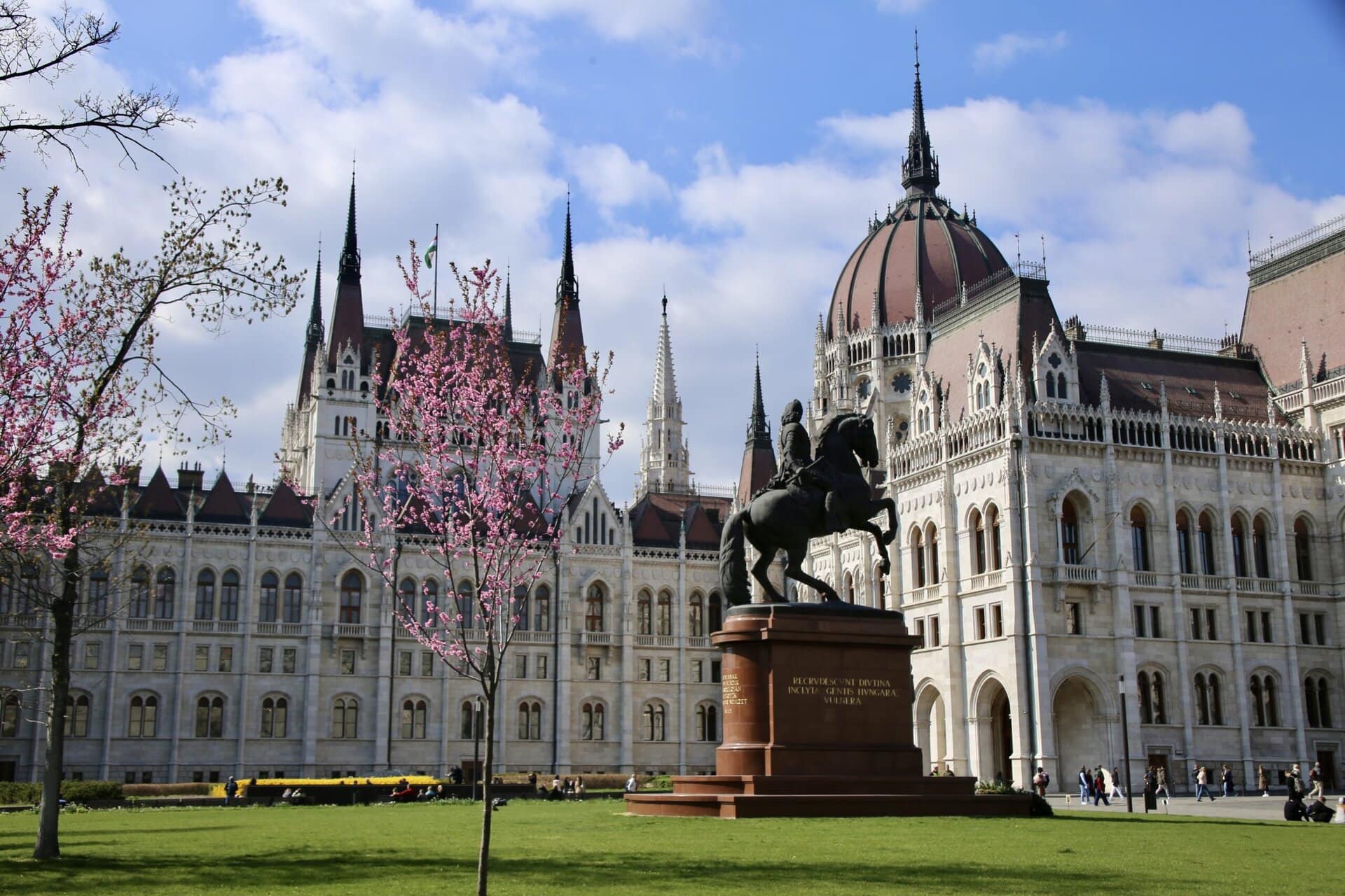 europa-roadtrip-pferdestatue-individuell-osteuropa