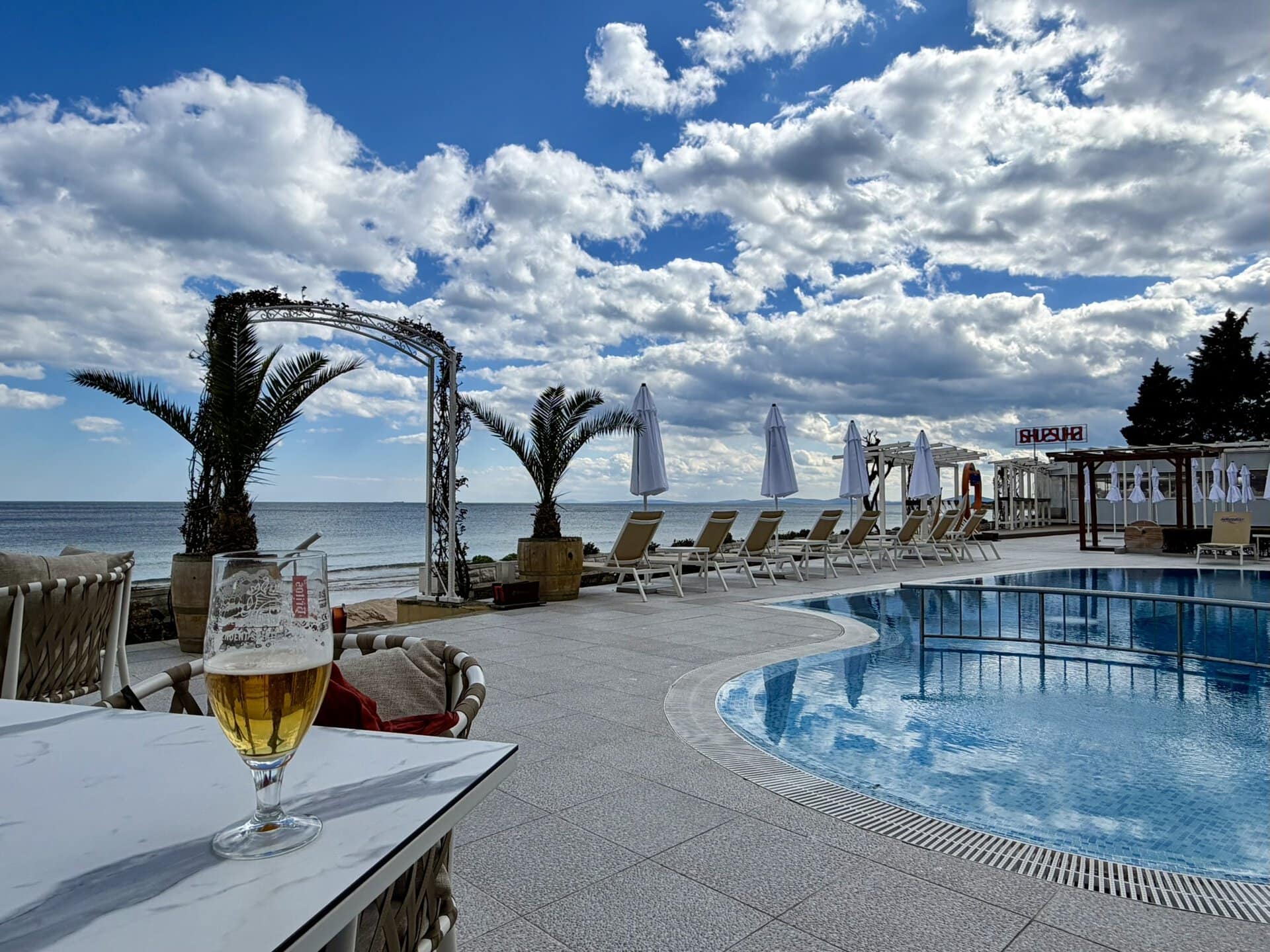 hotel-roadtrip-europa-balkan-türkei-poolbereich-individuell-griechenland