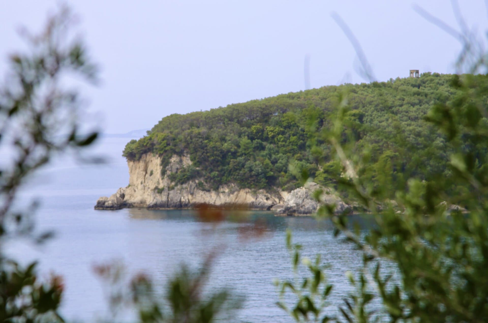 felsen-griechenland-roadtrip-europa-grüne-vegetation-balkan-türkei-individuell