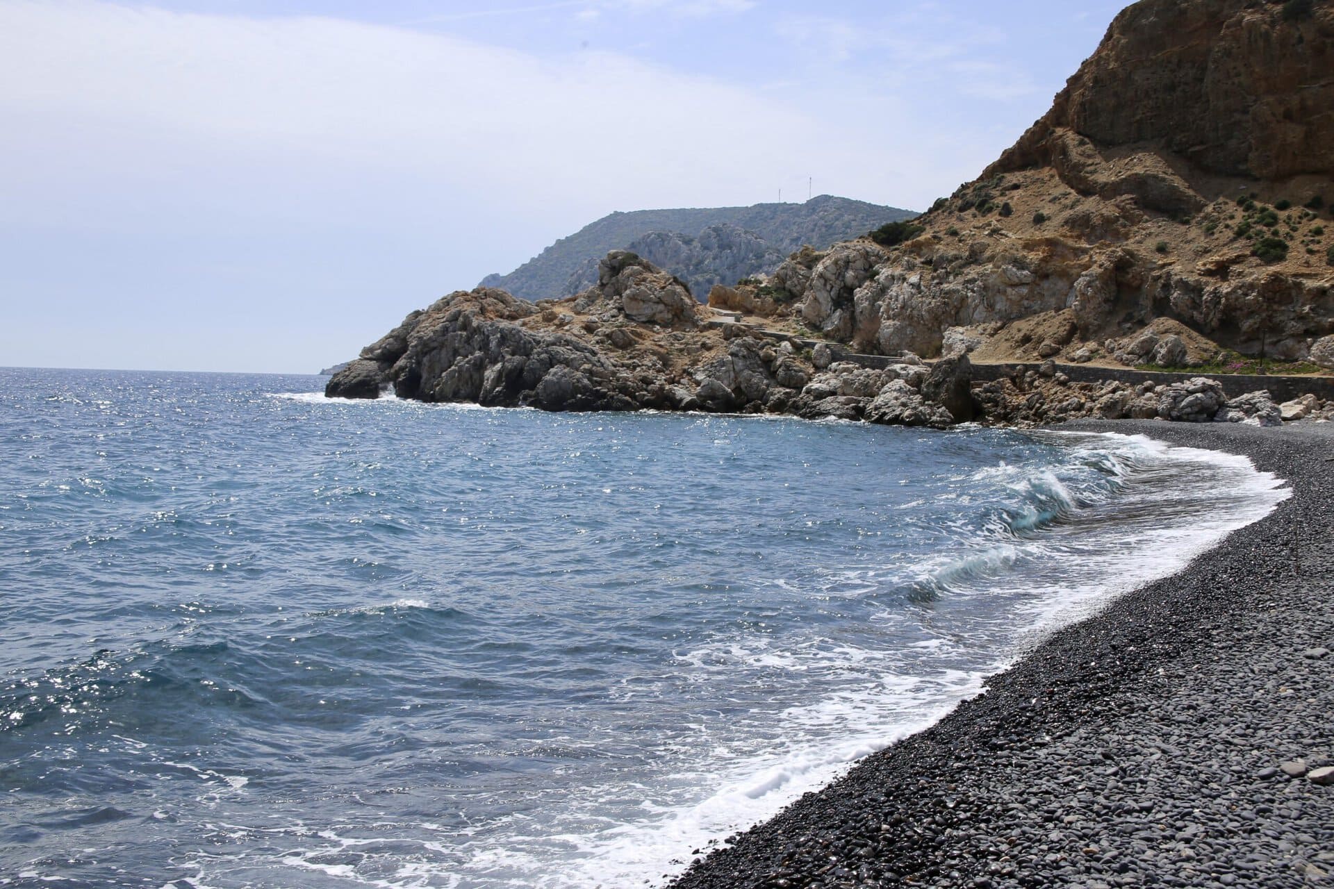 bucht-mit-kieselstrand-griechenland-roadtrip-europa-balkan-türkei-individuell