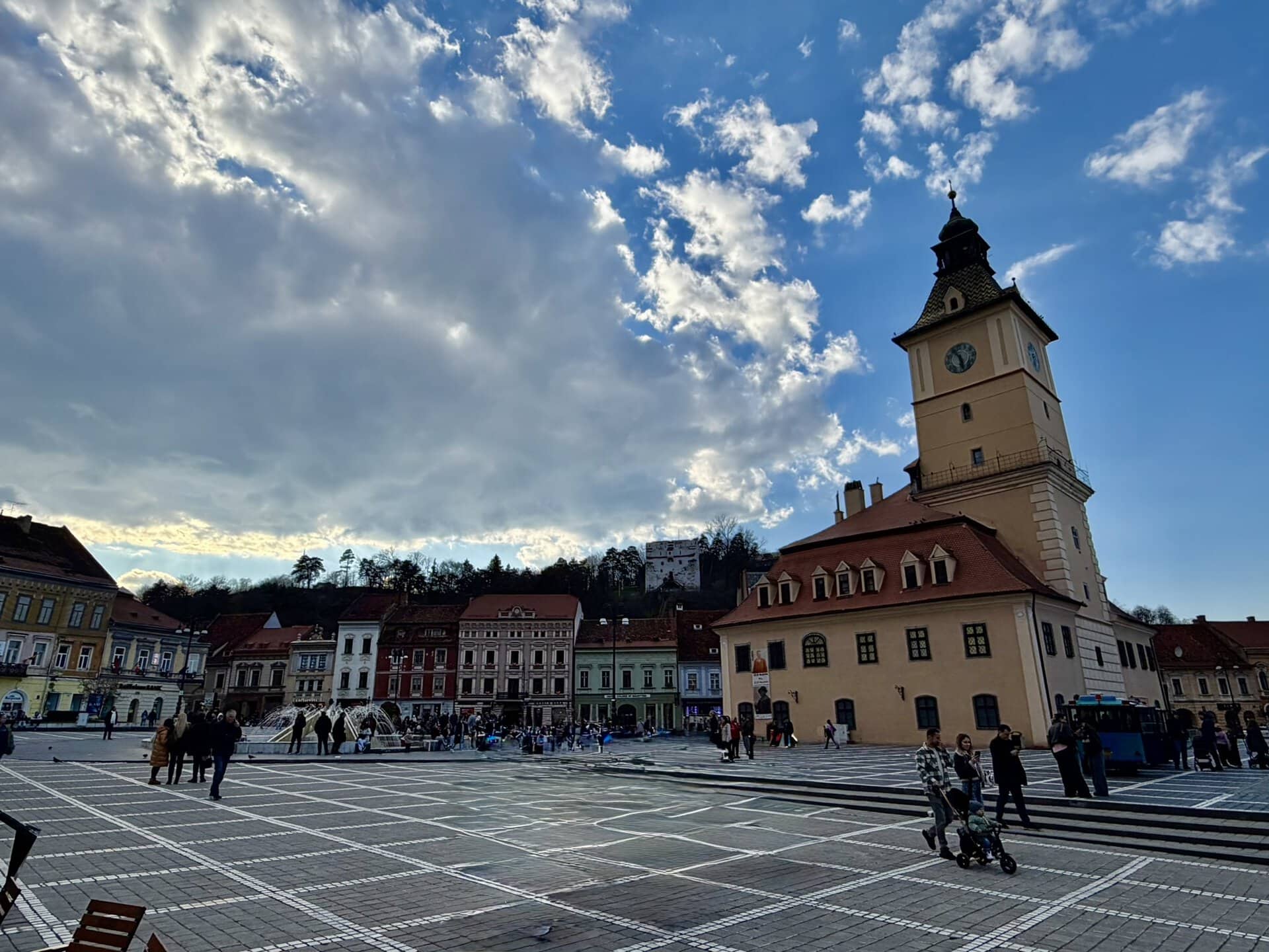 kirchplatz-europa-rumänien-roadtrip-individuell-osteuropa