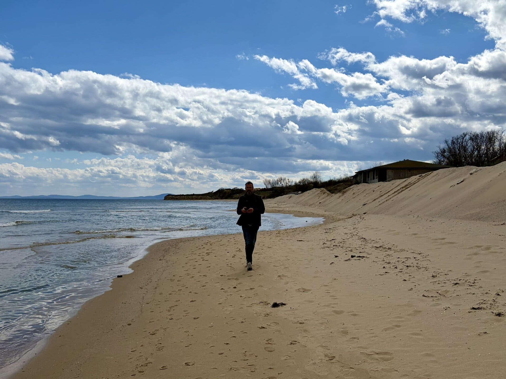 spaziergang-am-strand-griechenland-roadtrip-europa-balkan-türkei-individuell