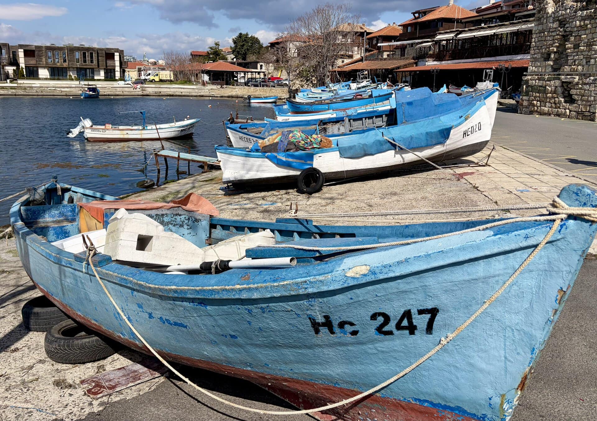 fischerboote-individuell-griechenland-roadtrip-europa-balkan-türkei-blau