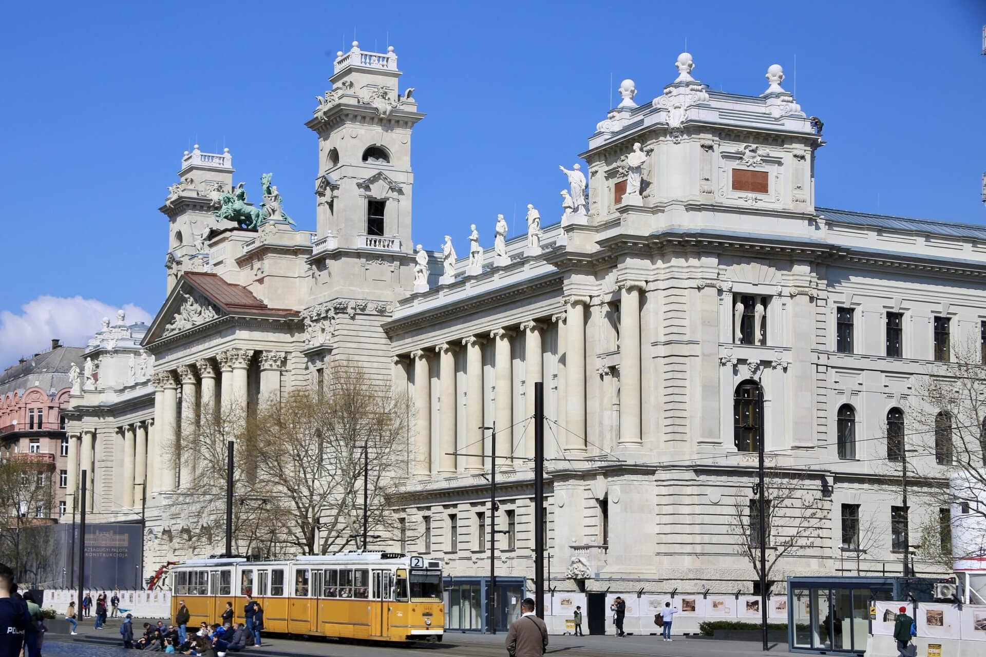 budapest-europa-strassenbahn-gebäude-roadtrip-individuell-osteuropa