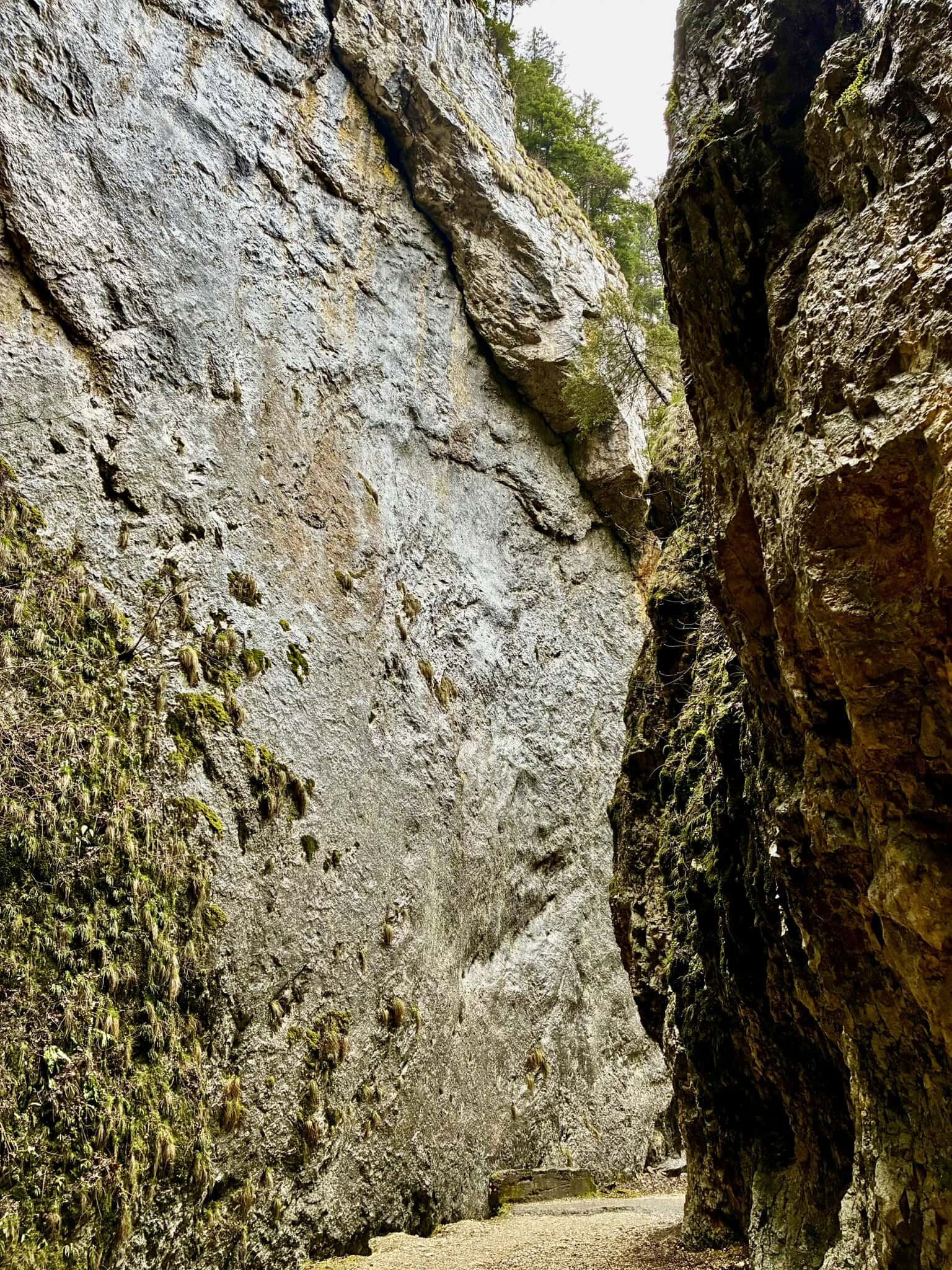 durch-felslandschaft-europa-roadtrip-individuell-osteuropa