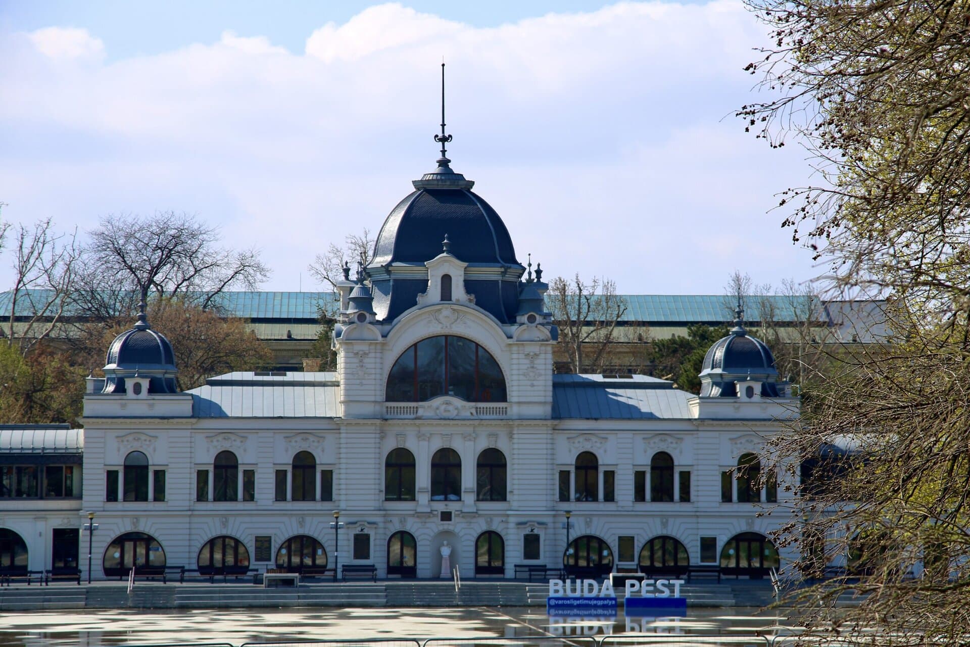 reiseexperten-palast-budapest-europa-roadtrip-individuell-osteuropa