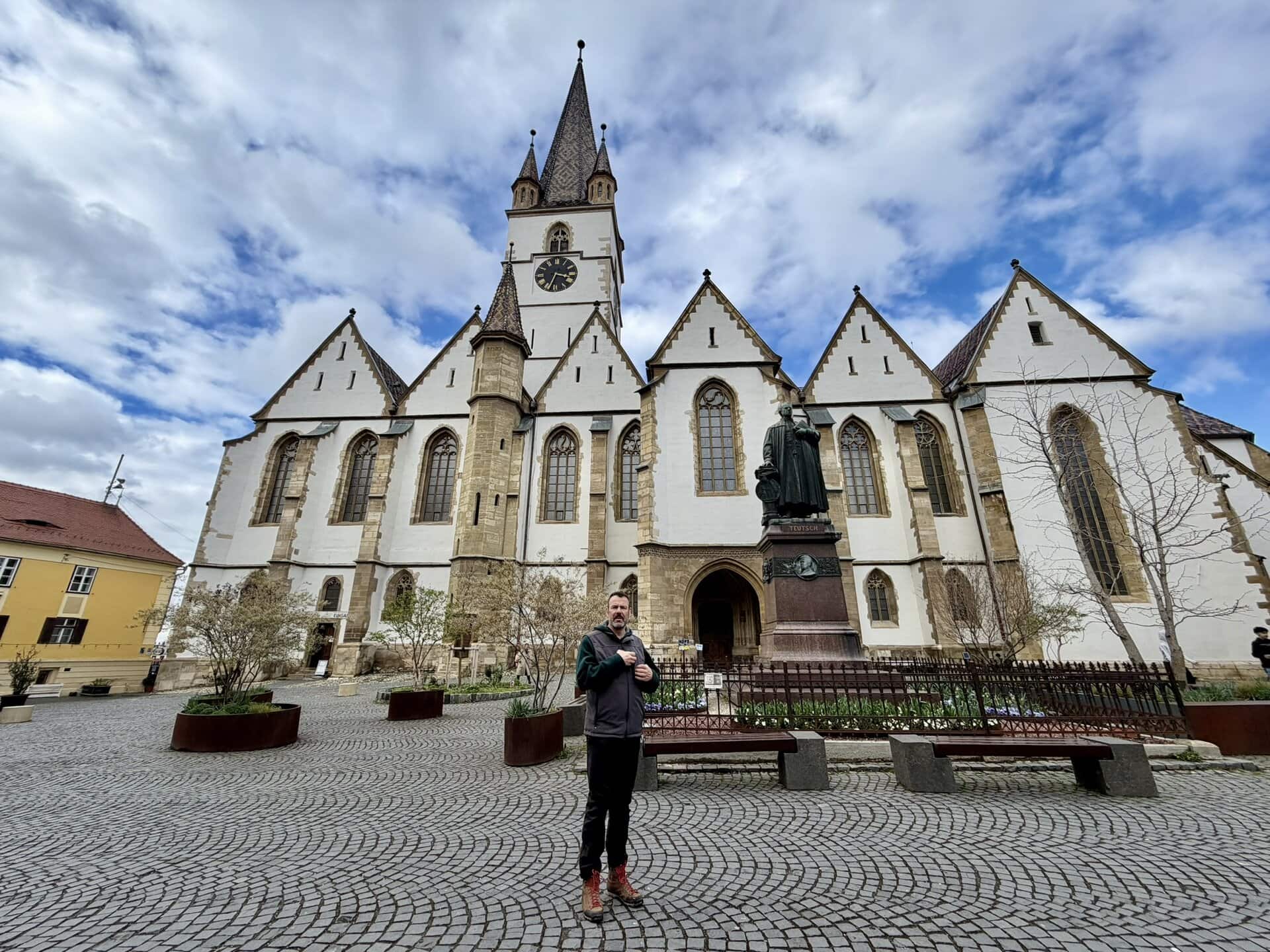 europa-roadtrip-stadtansicht-reiseplaner-kathetrale-rumaenien-individuell-osteuropa