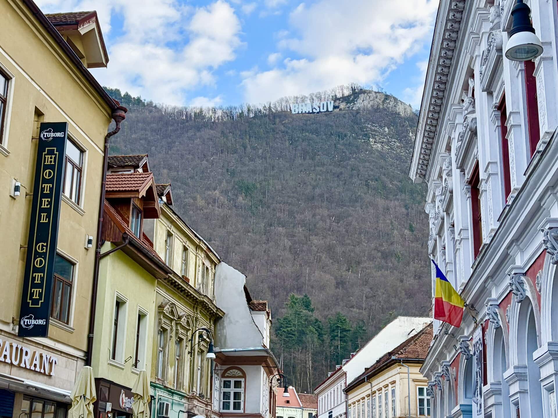 häuserzeile-europa-roadtrip-bunte-fassaden-individuell-osteuropa