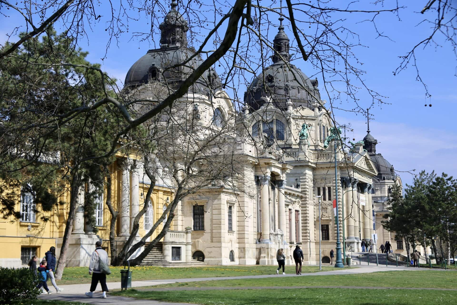 europa-roadtrip-individuell-palast-unterwegs-tschechien-ungarn-osteuropa