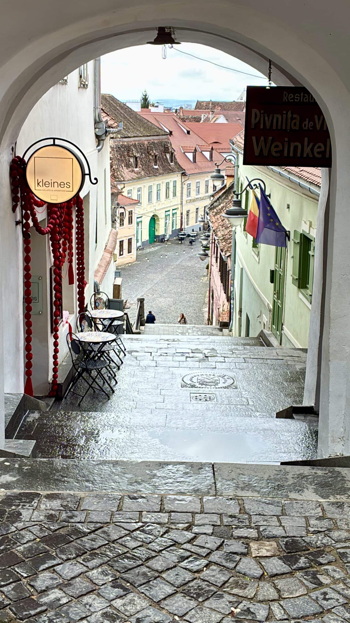 schöne-gasse-europa-roadtrip-altstadt-individuell-osteuropa-rumänien