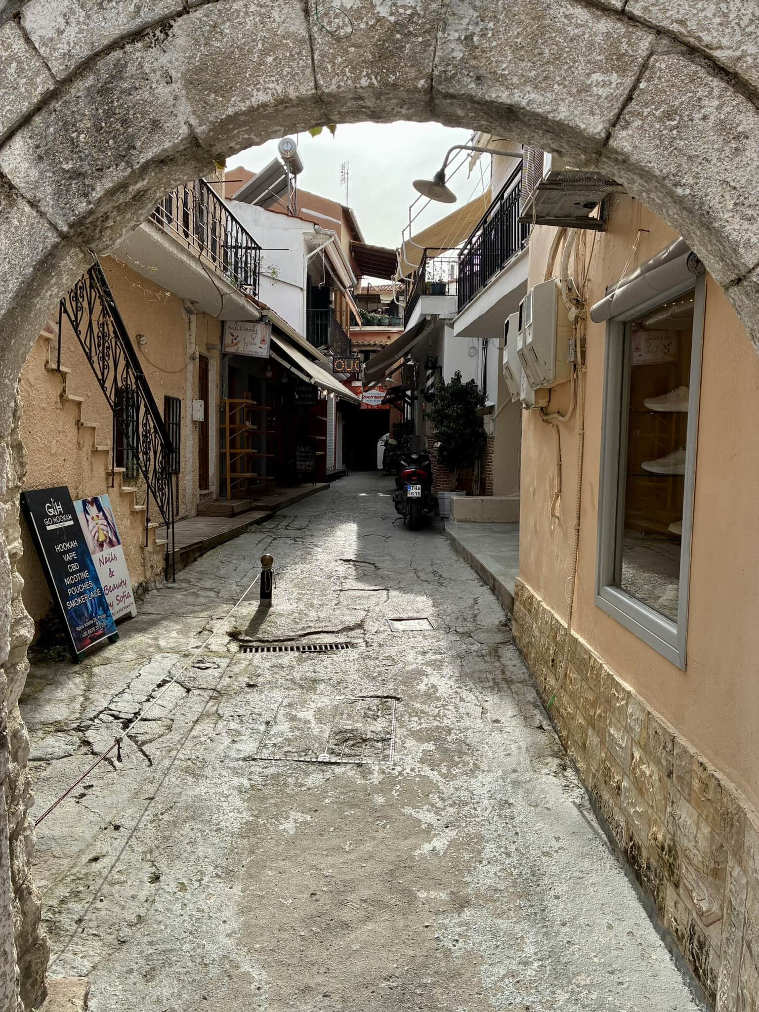 individuell-altstadtgasse-griechenland-roadtrip-europa-balkan-türkei