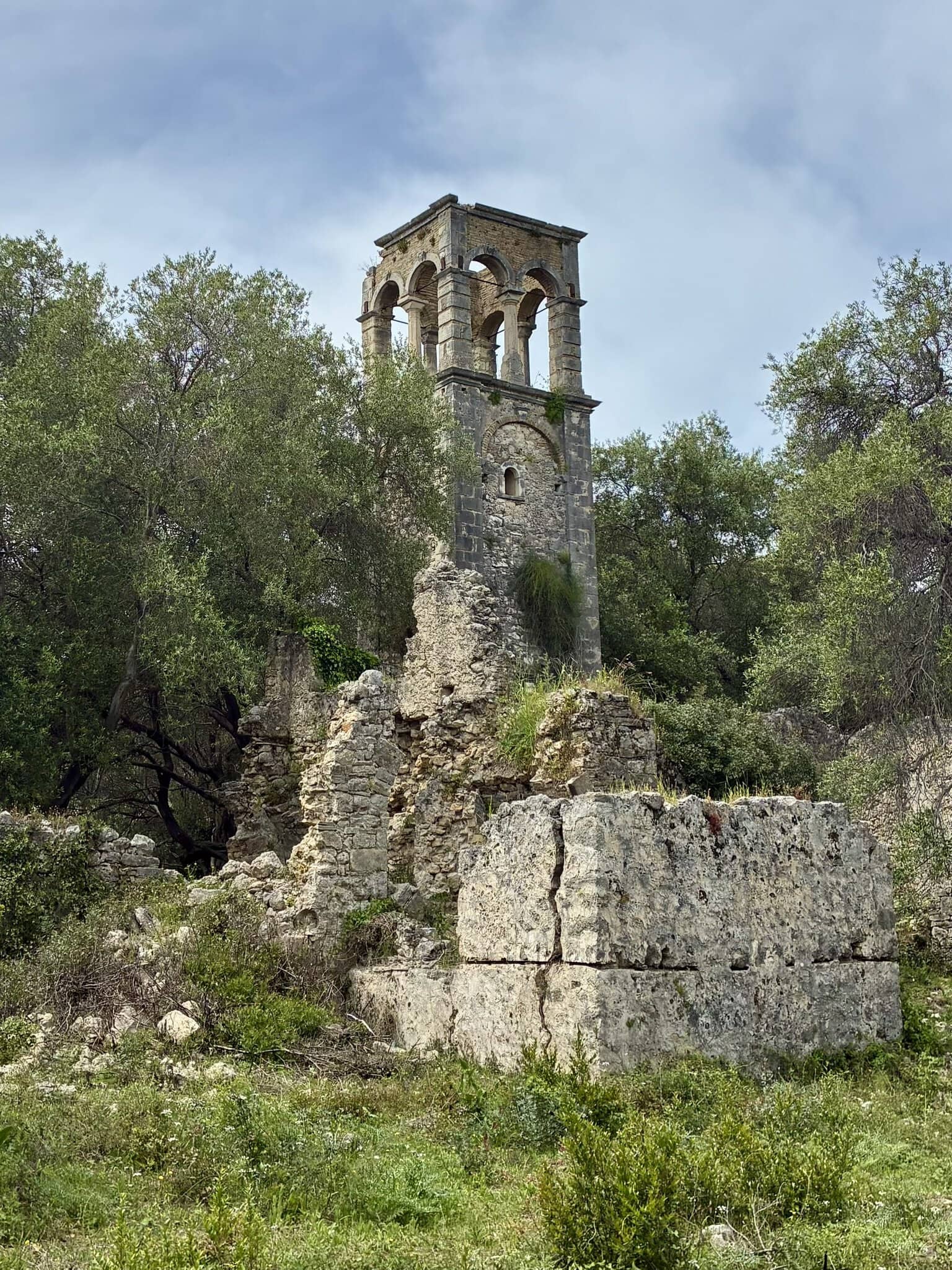 griechenland-kirchenruine-roadtrip-europa-balkan-türkei-individuell