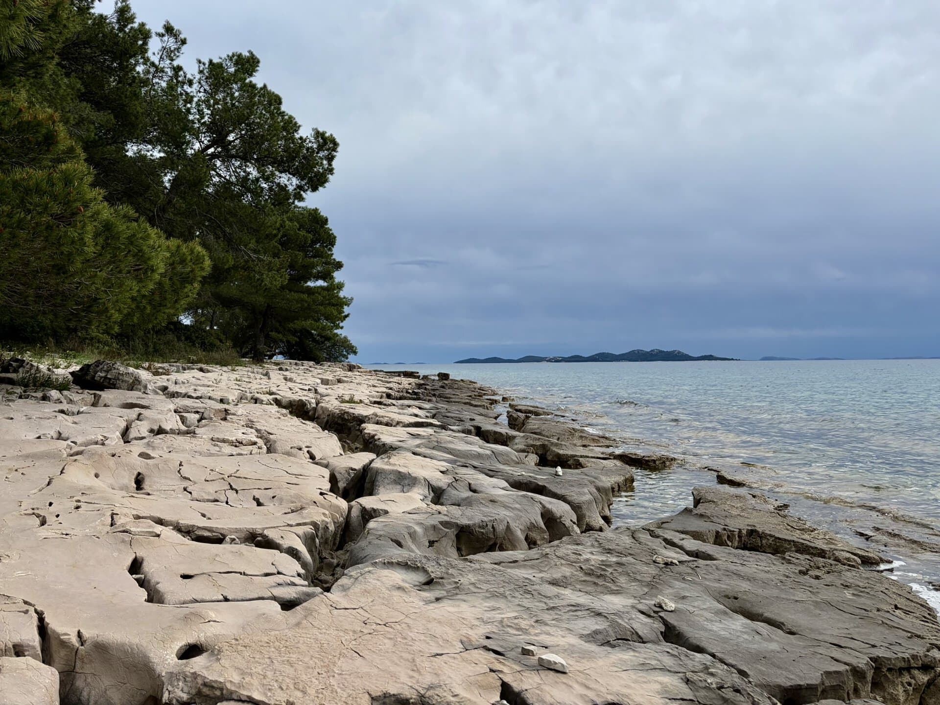 felsen-am-meer-europa-roadtrip-balkan-küstenroute