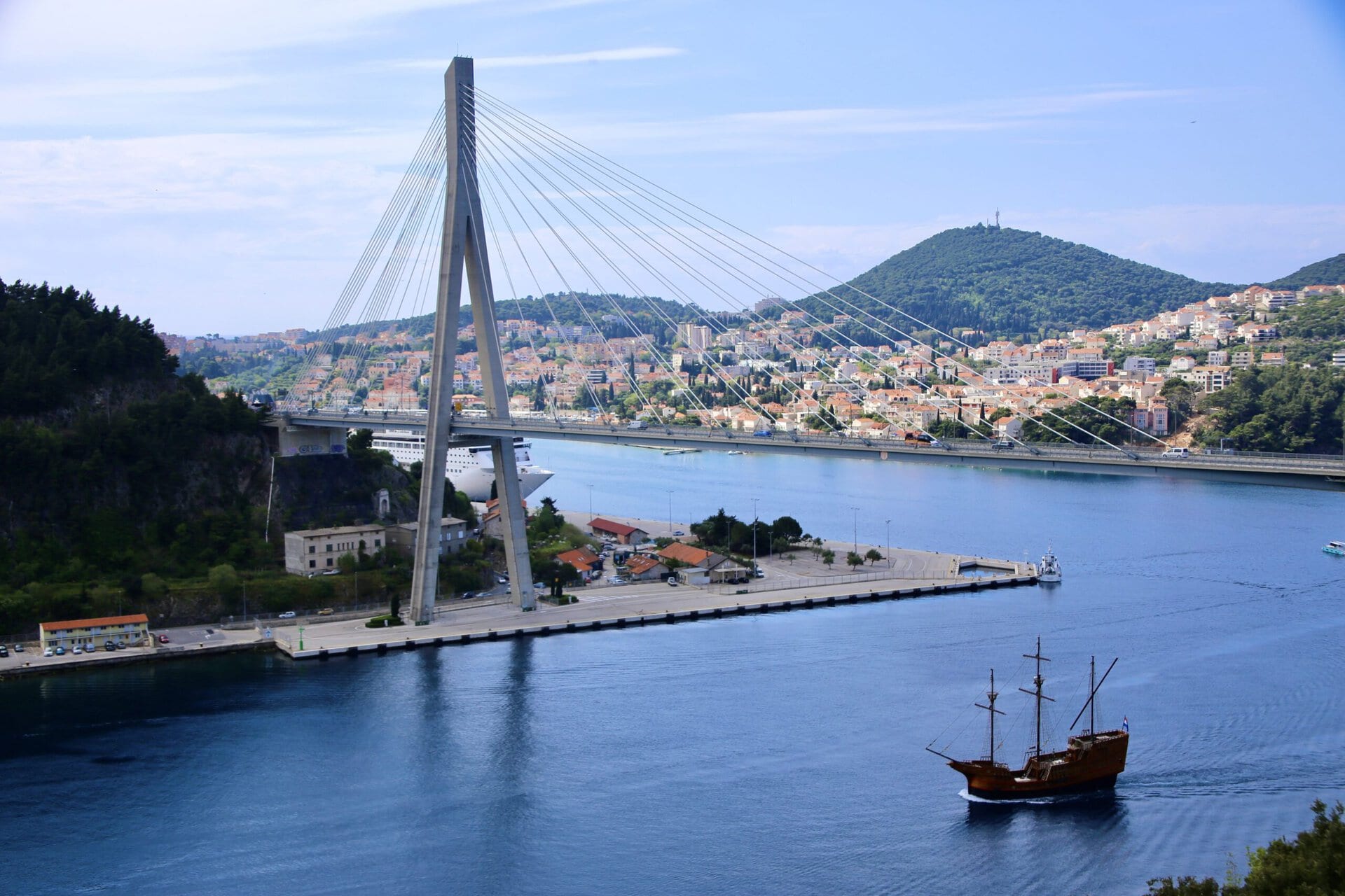brücke-über-stadt-europa-roadtrip-balkan-küstenroute