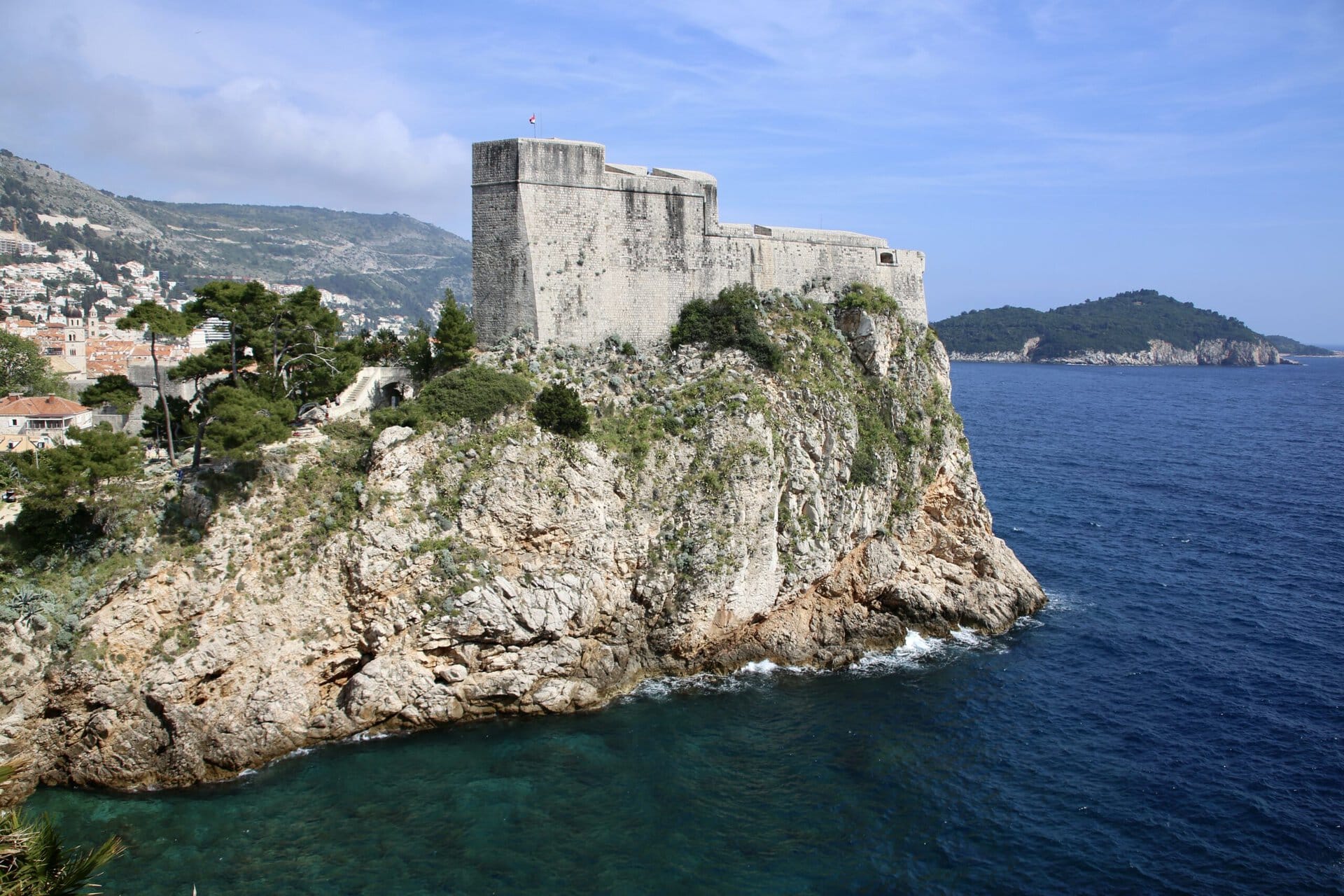 burg-an-meeresklippe-europa-roadtrip-balkan-küstenroute