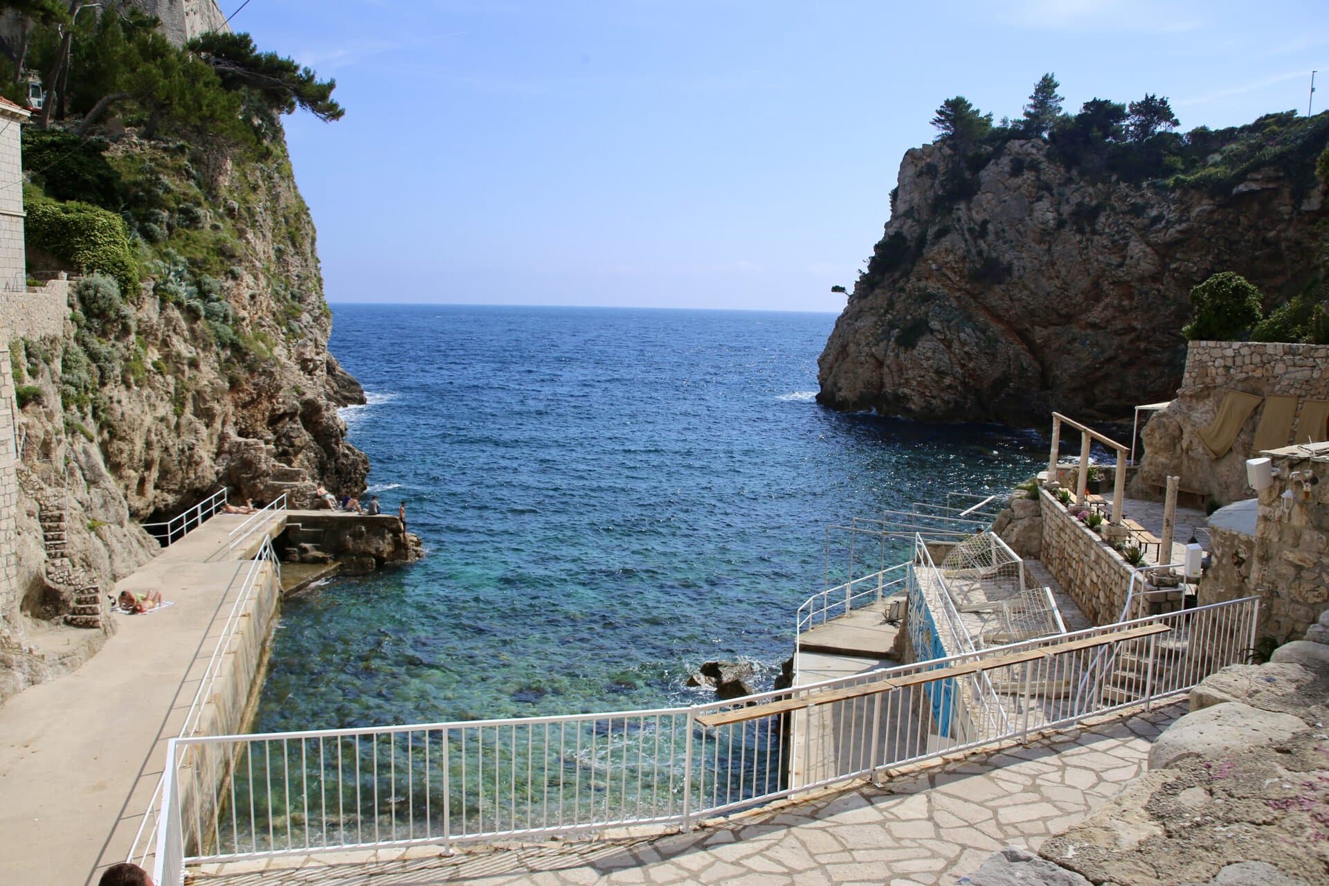 europa-roadtrip-schöne-idyllische-bucht-balkan-küstenroute