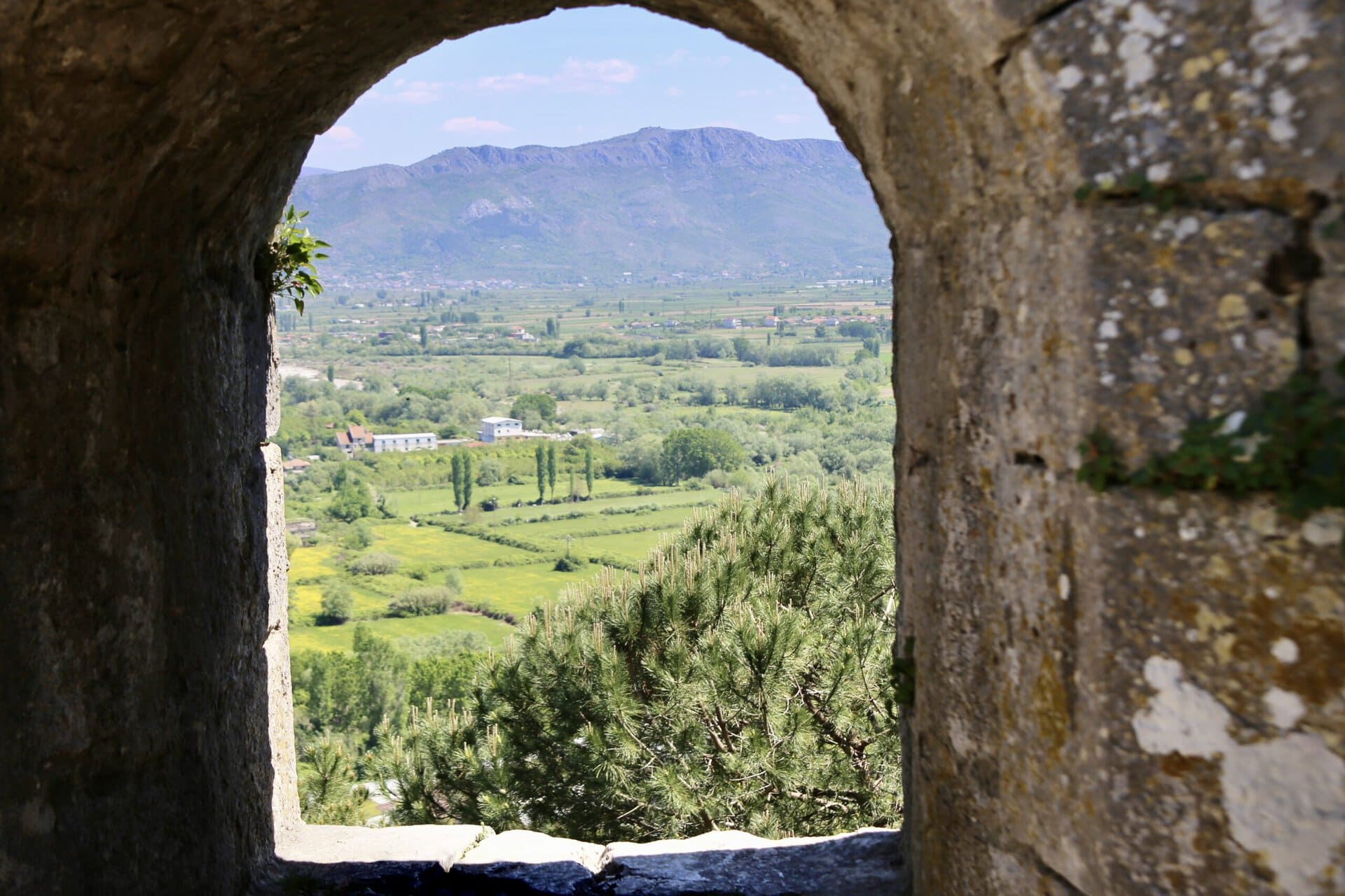 europa-blick-durch-fenster-roadtrip-balkan-küstenroute