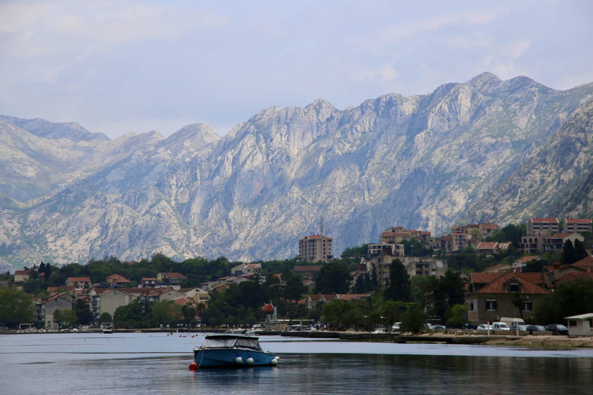 stadt-europa-roadtrip-berge-balkan-küstenroute-boot