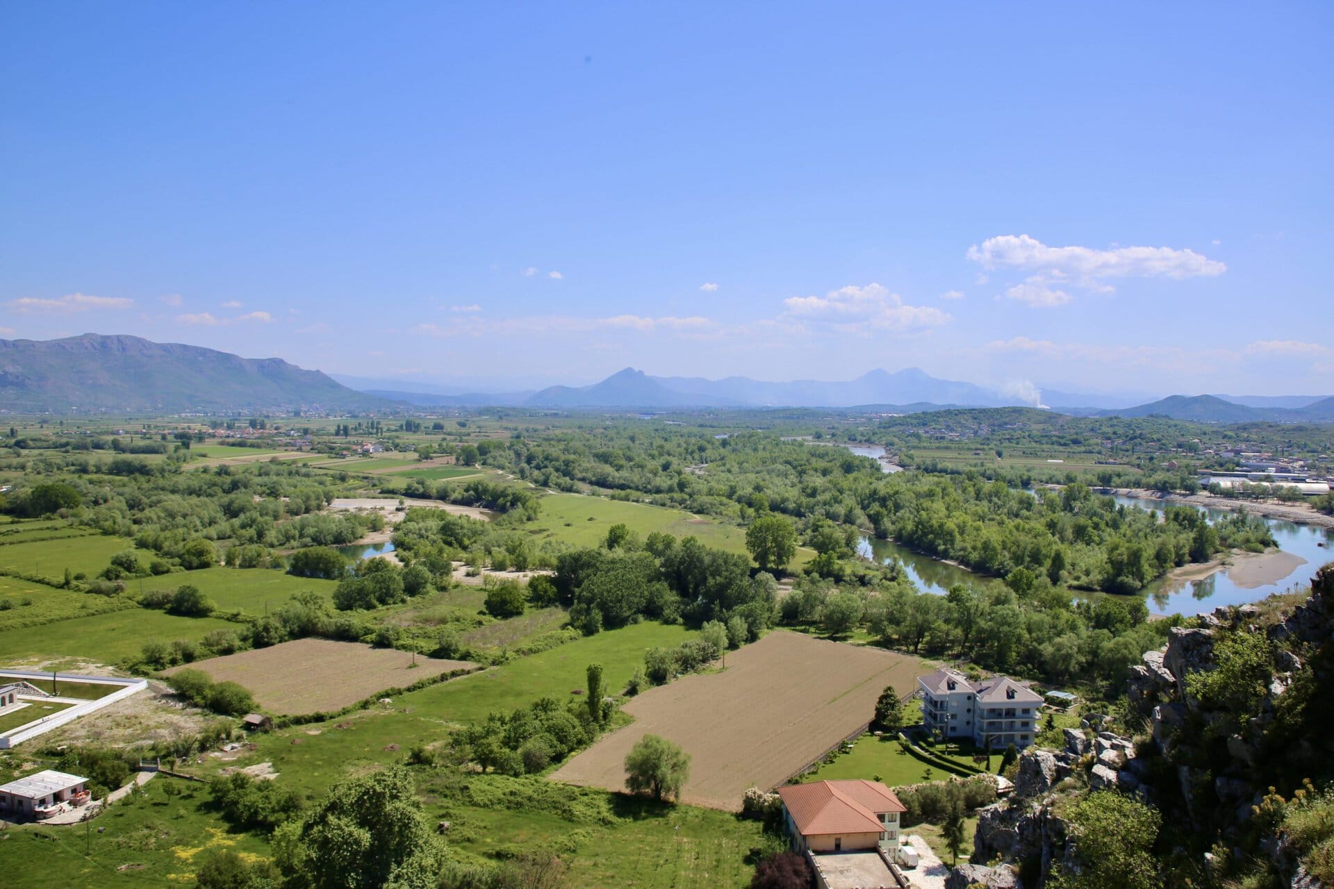 europa-weite-flusslandschaft-roadtrip-balkan-küstenroute