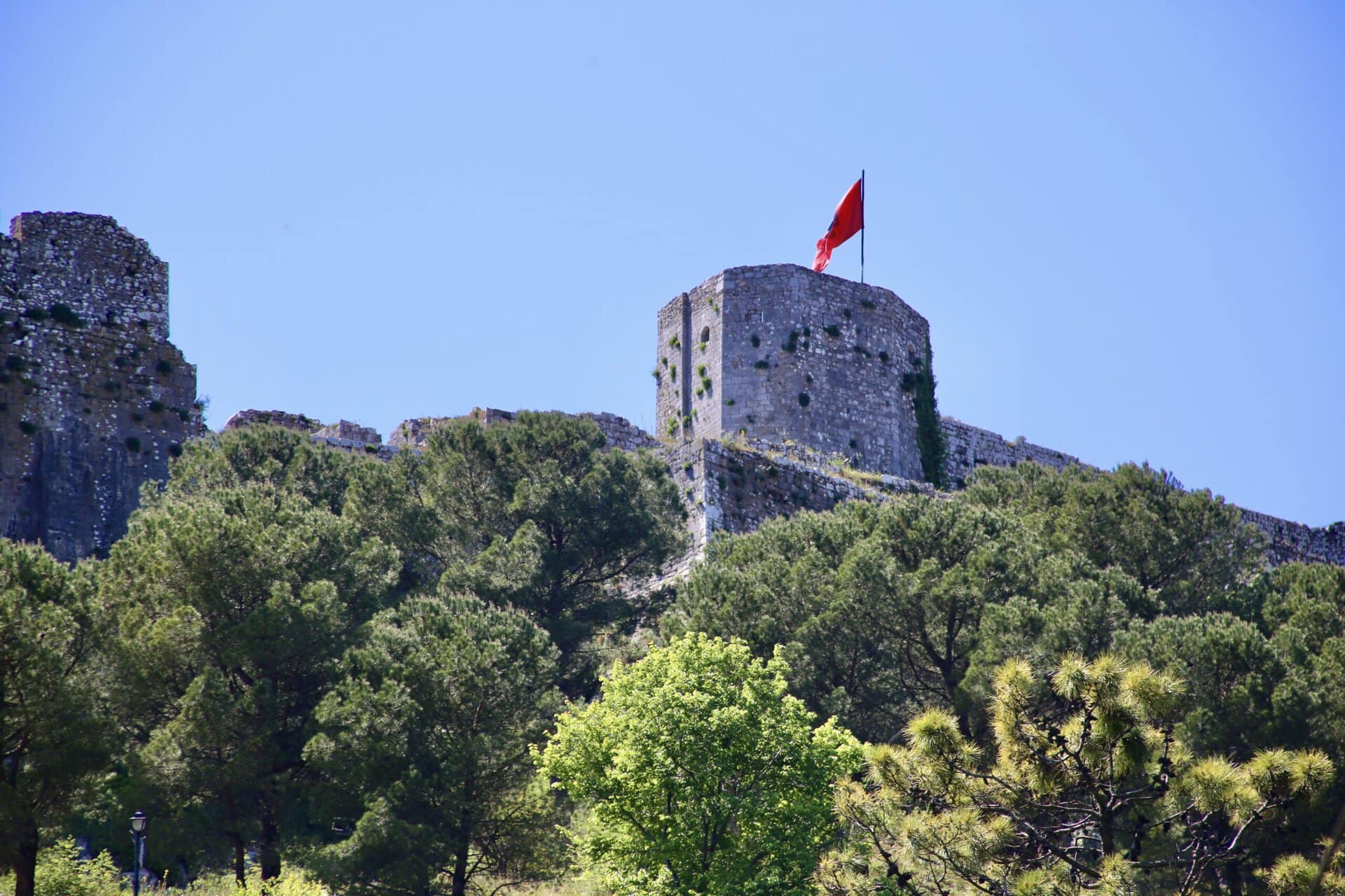 burg-europa-roadtrip-fahne-balkan-küstenroute