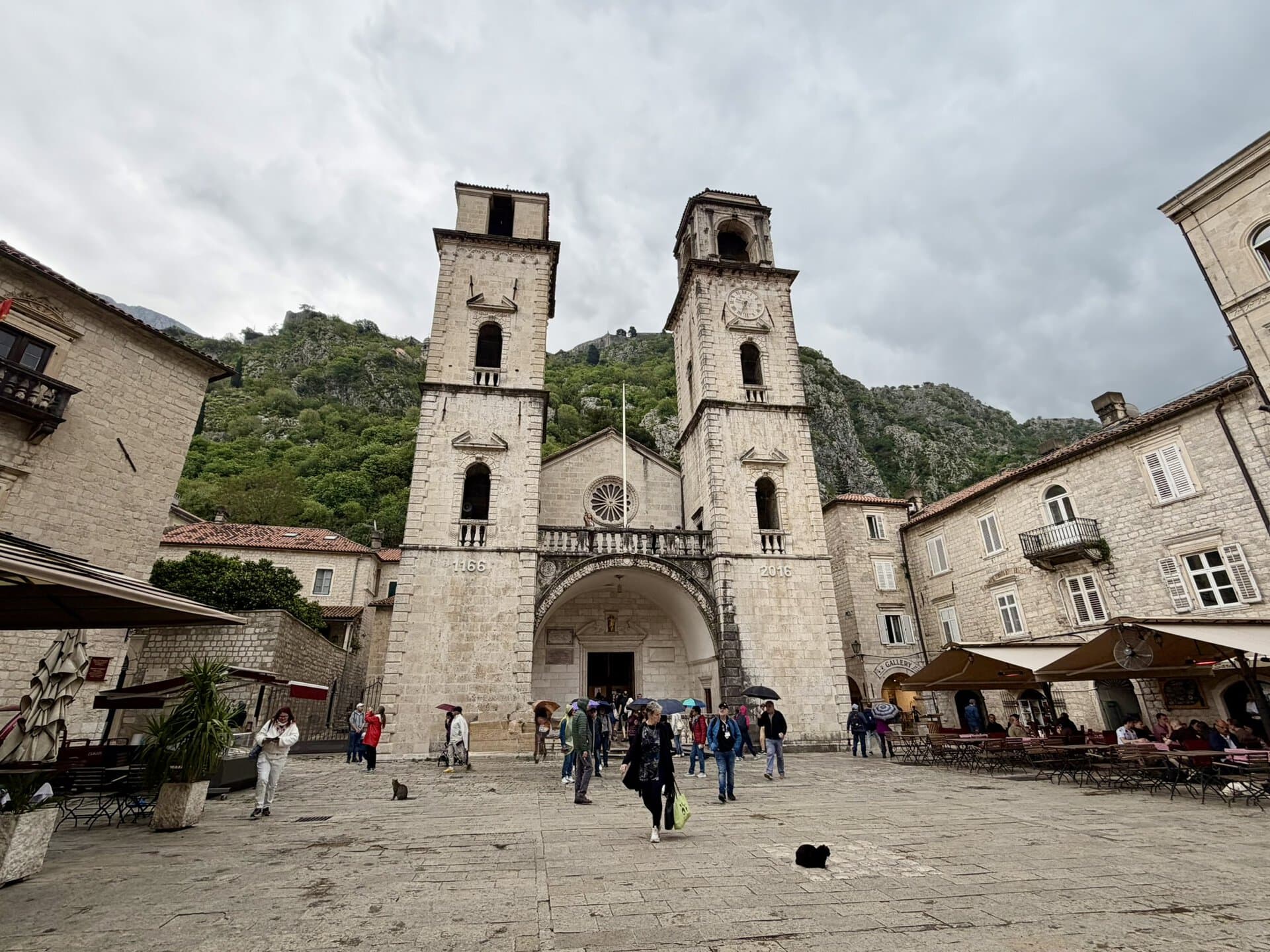 altstadt-mit-kirche-europa-roadtrip-balkan-küstenroute