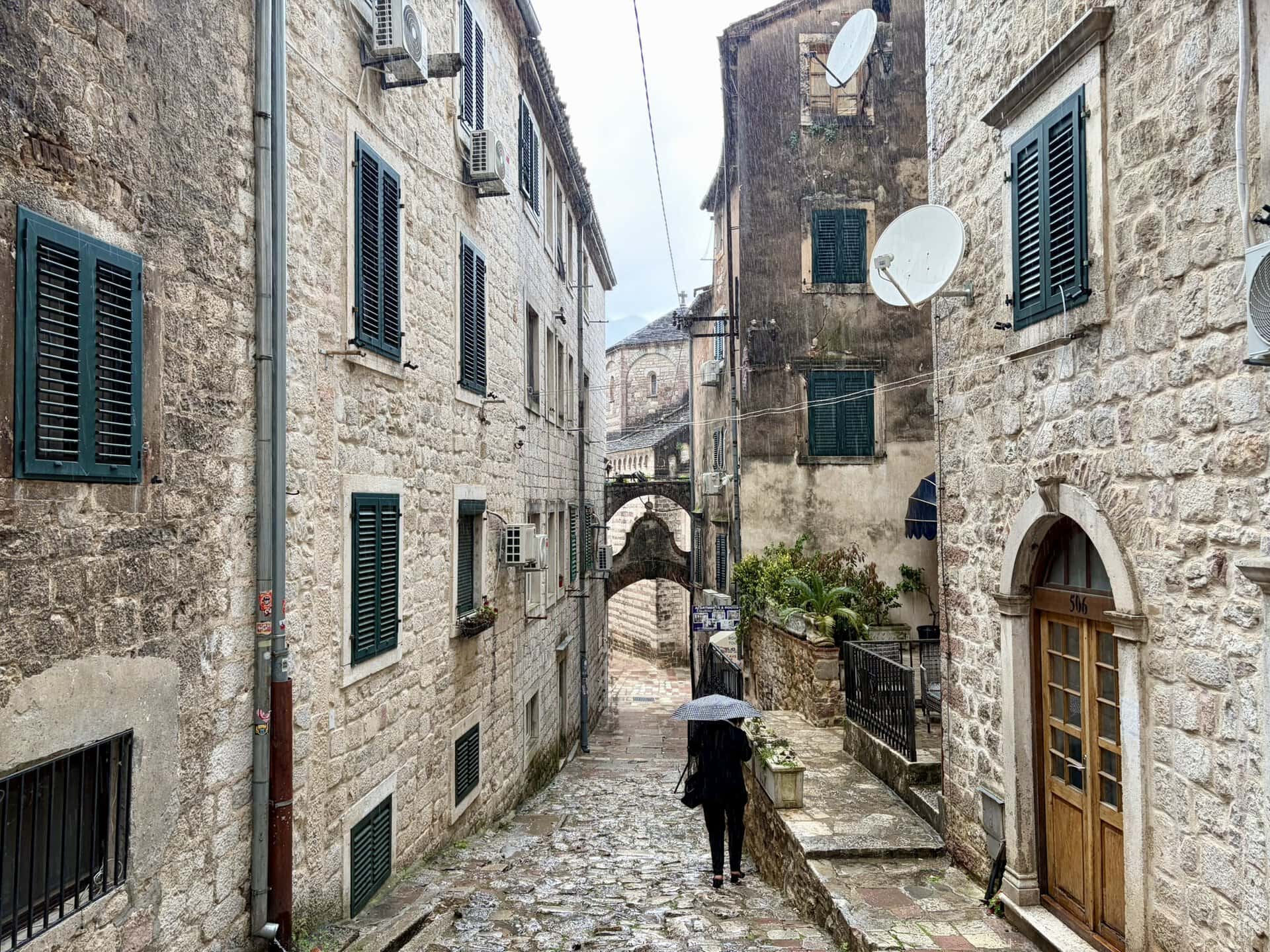 alte-gasse-europa-roadtrip-balkan-küstenroute