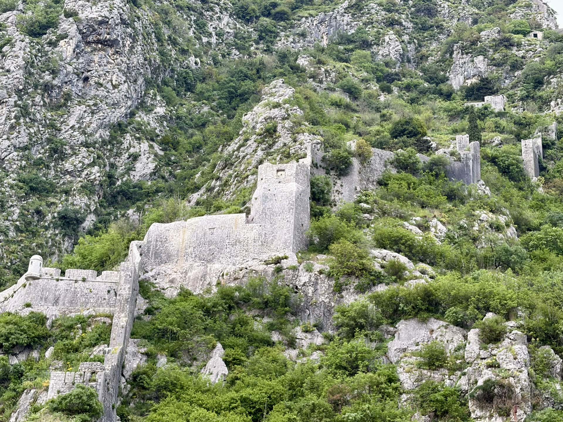 europa-burg-im-felsen-roadtrip-balkan-küstenroute