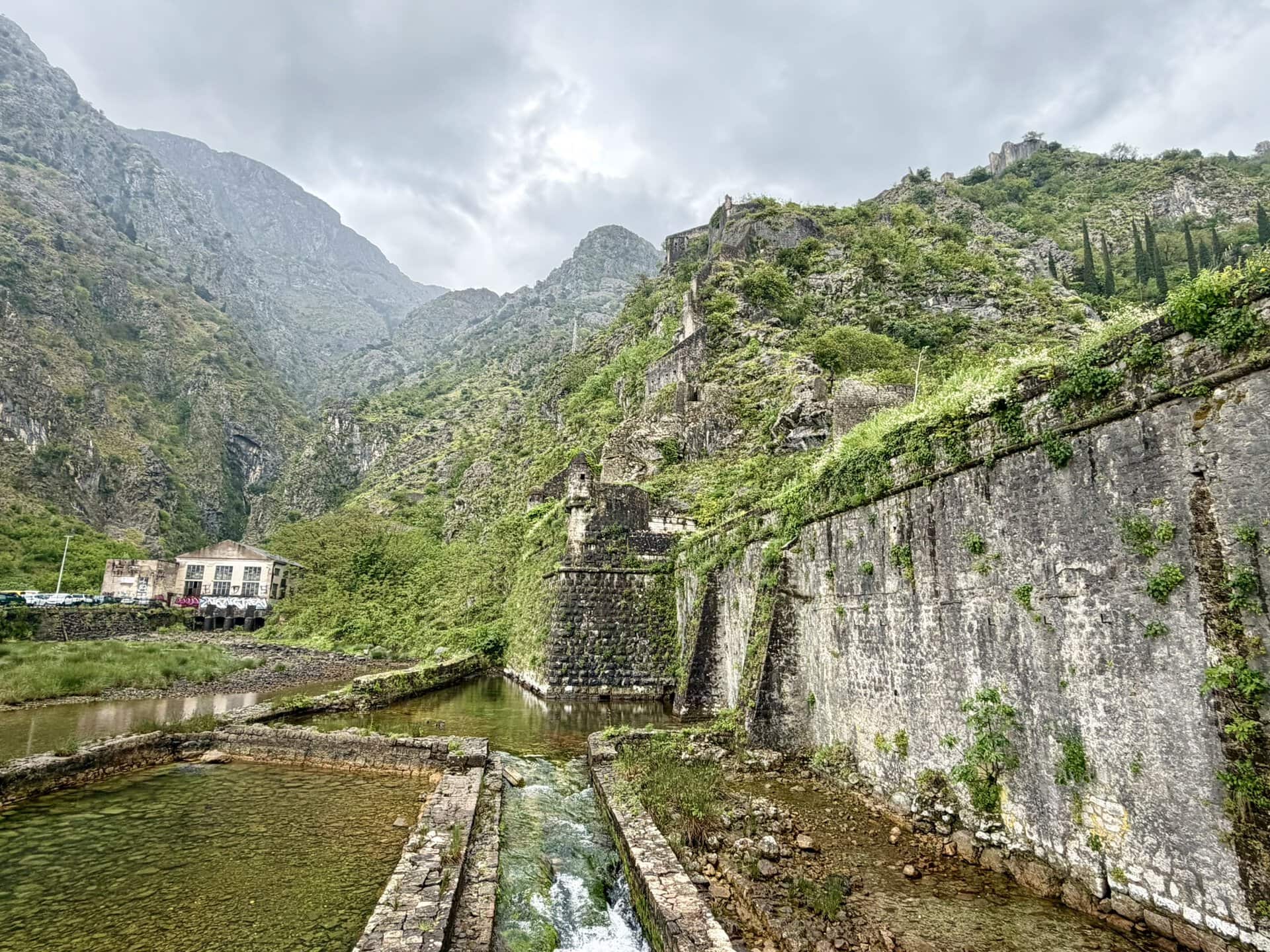 mauer-europa-roadtrip-balkan-bach-küstenroute